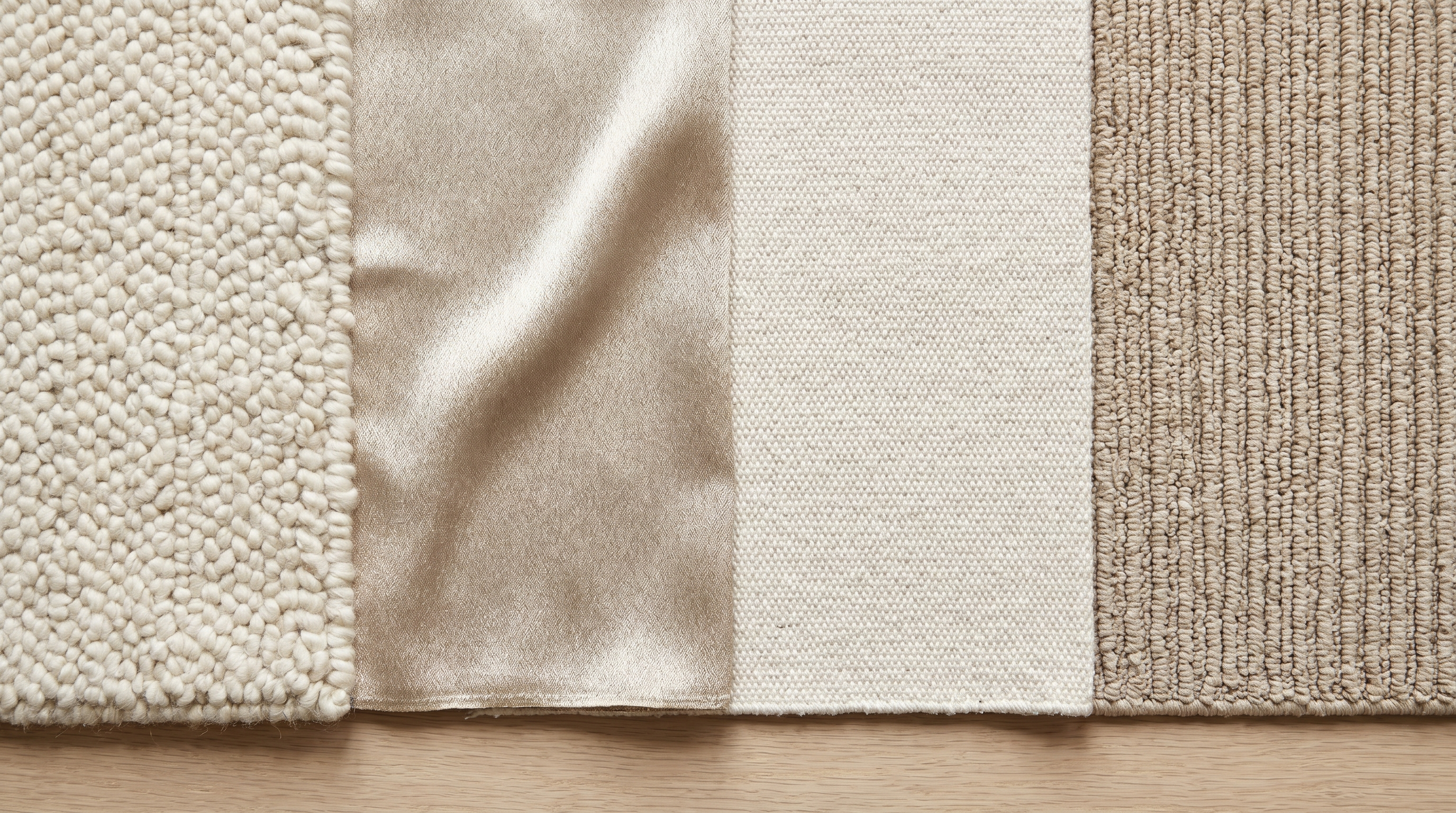 Détails macro de plusieurs matières de tapis (laine, viscose, coton, polypropylène) côte à côte sur fond clair, lumière naturelle