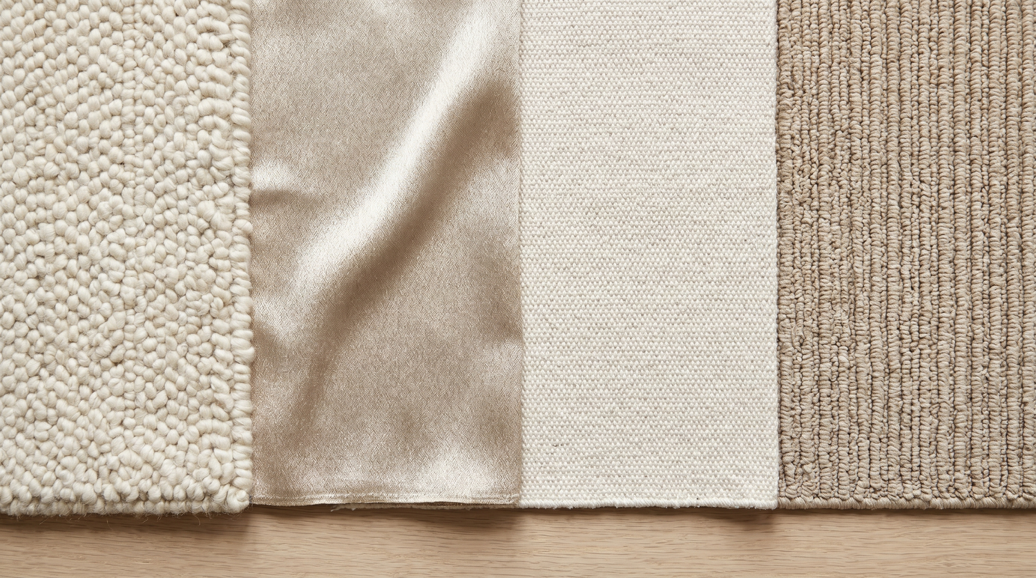 Détails macro de plusieurs matières de tapis (laine, viscose, coton, polypropylène) côte à côte sur fond clair, lumière naturelle