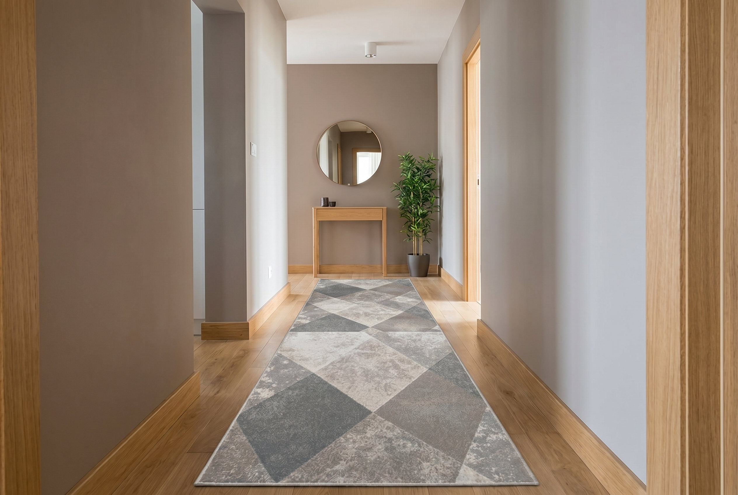 Tapis de couloir géométrique gris motifs losanges dans un couloir moderne bois clair