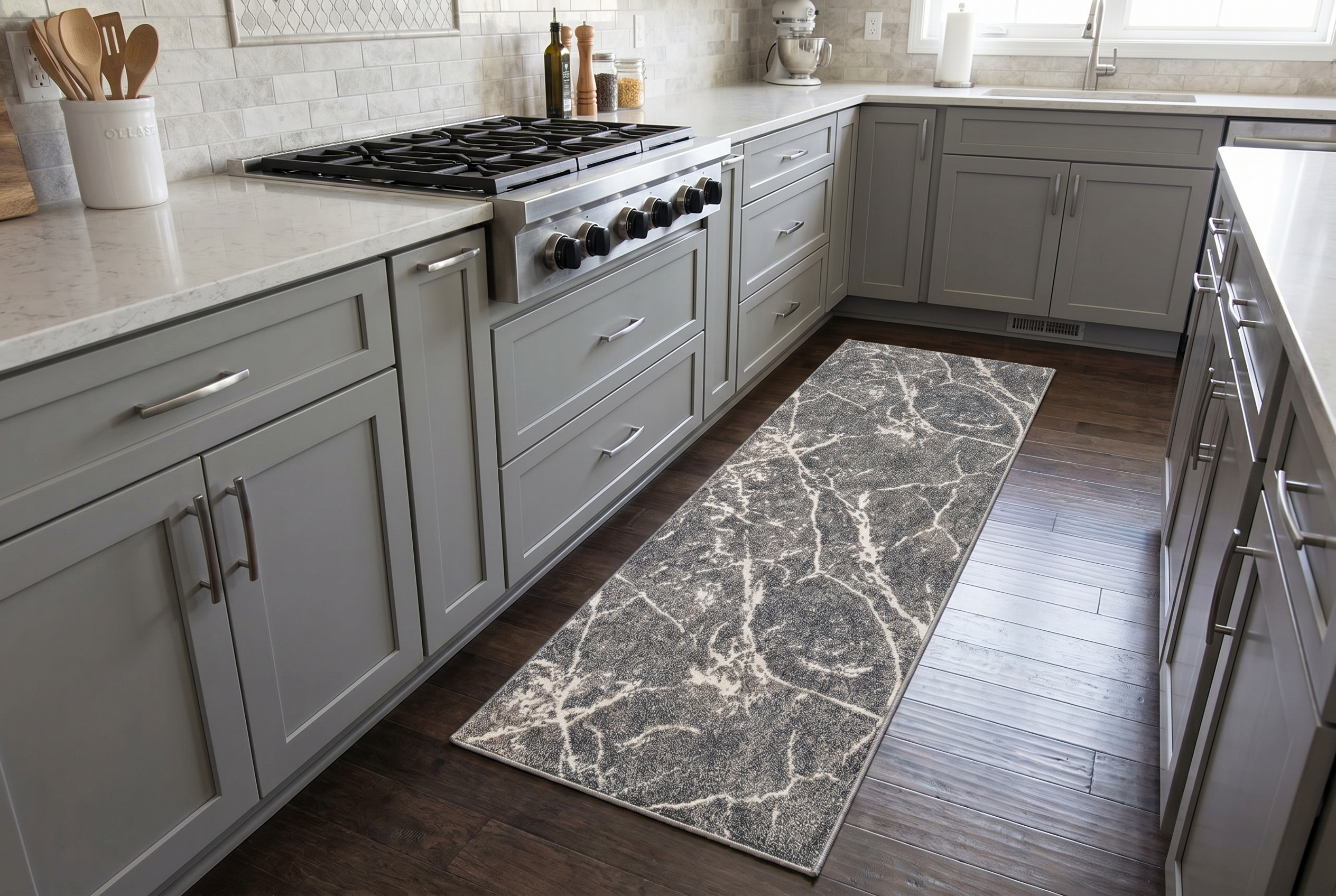Tapis de cuisine runner gris effet marbre dans une cuisine moderne aux meubles gris