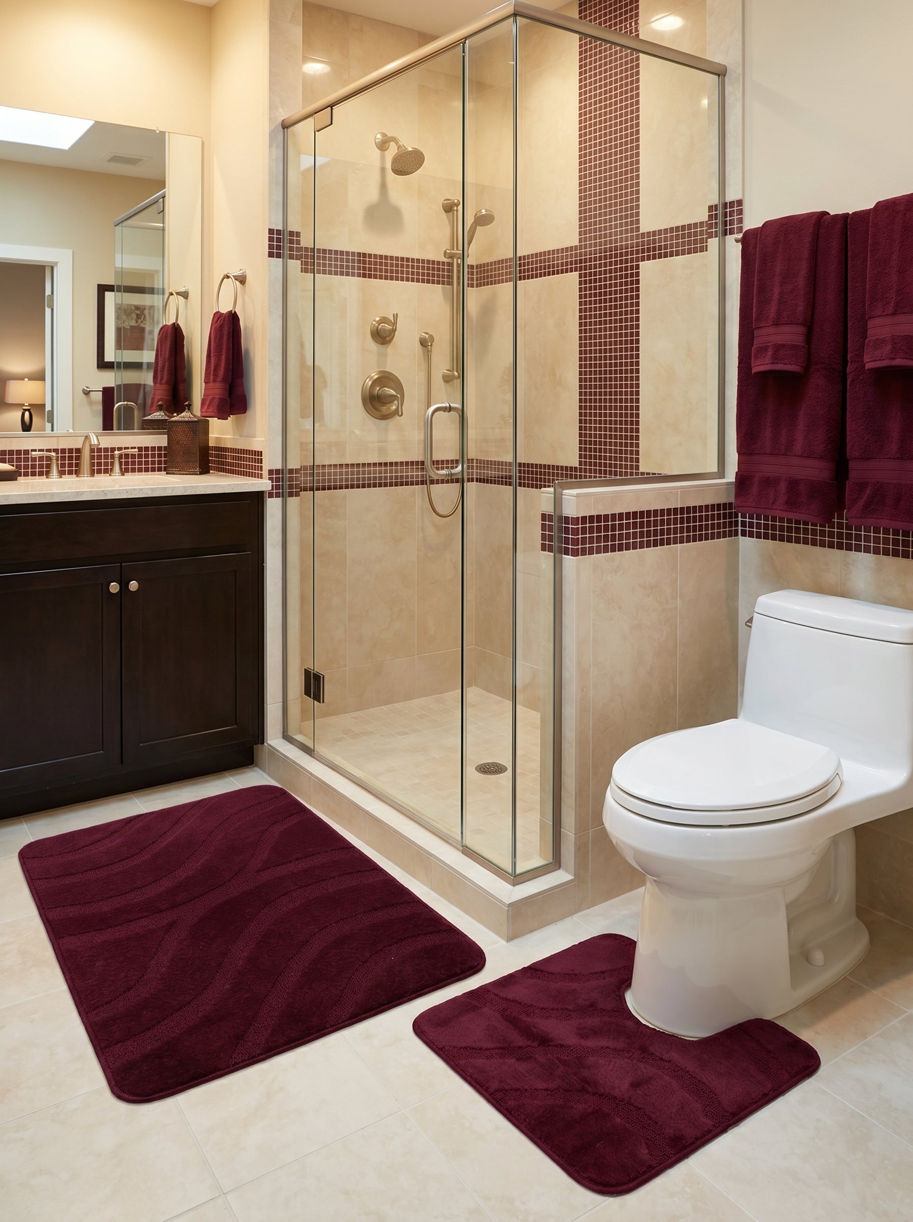 Ensemble de tapis de bain moelleux couleur bordeaux avec des motifs ondulés dans une salle de bain carrelée