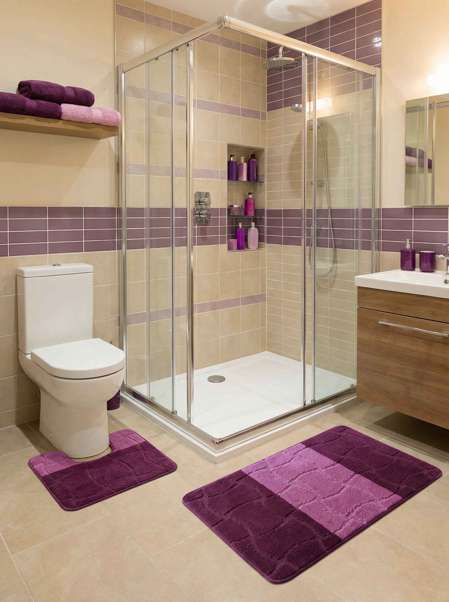 Deux tapis de bain moelleux, mauve foncé et clair avec motifs à carreaux, un rectangulaire et un en U, dans une salle de bain