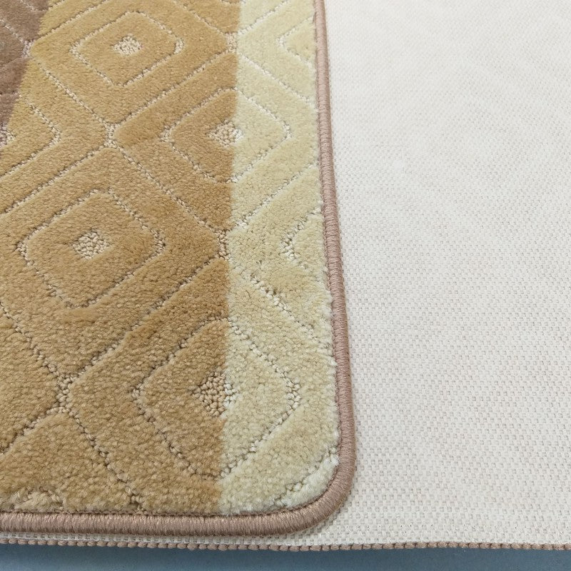 Tapis à motifs losanges en bandes beige, crème et marron, avec son envers texturé et son bord surpiqué visible