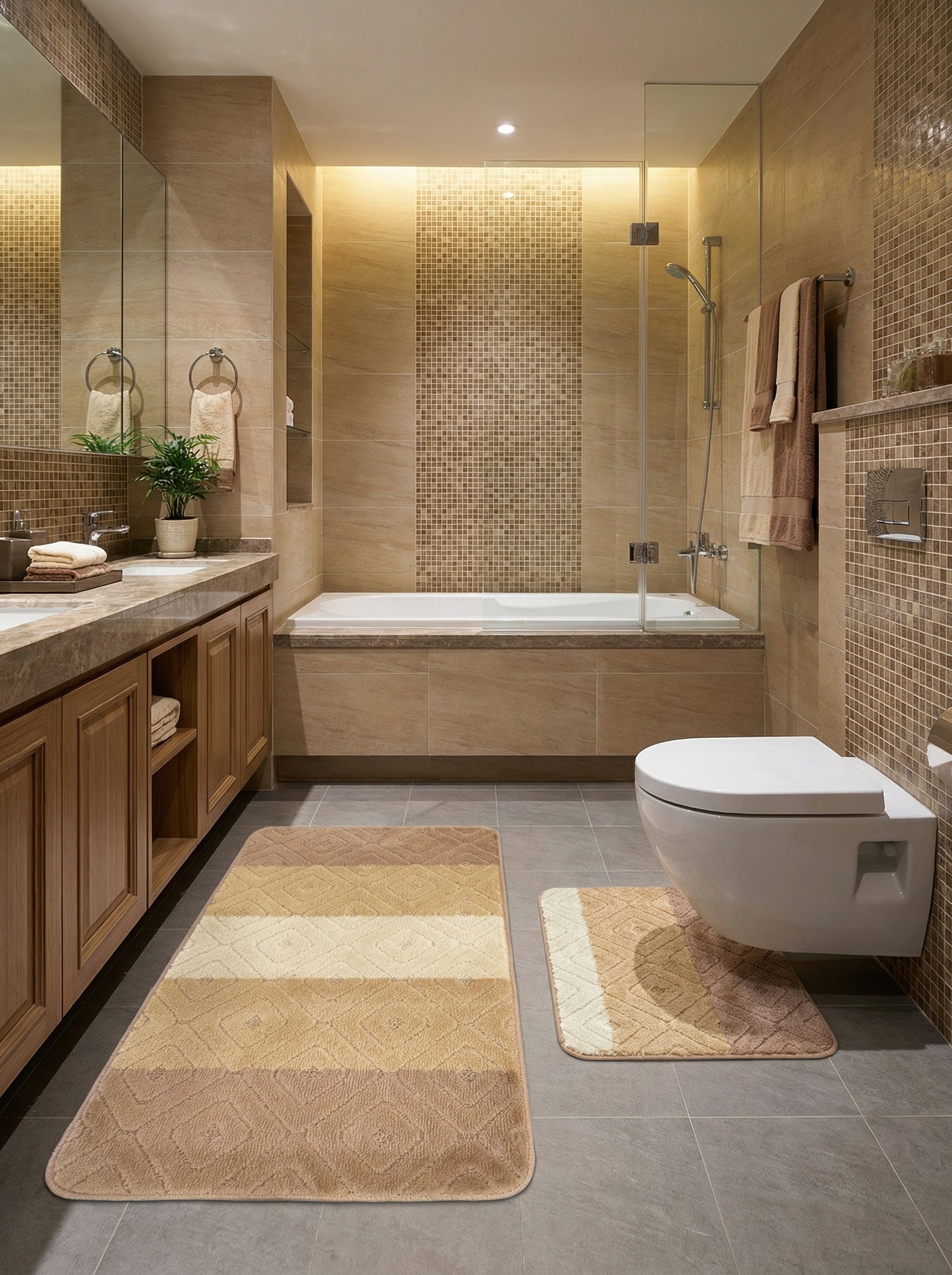Deux tapis de bain doux à rayures dégradées beige, crème et marron avec motifs de losanges, dans une salle de bain moderne