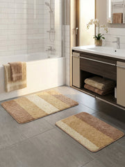 Tapis de bain moelleux rectangulaire avec des bandes obliques de beige clair, moyen et foncé, à motifs de losanges texturés dans une salle de bain moderne