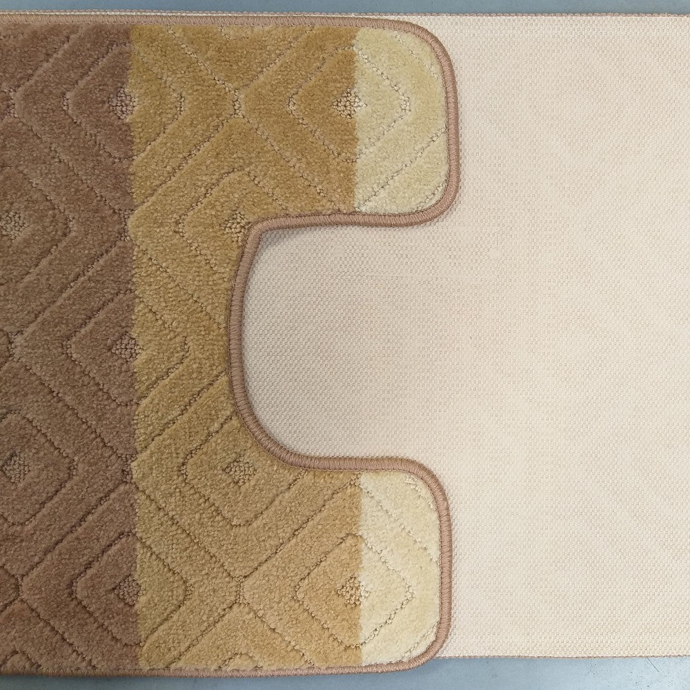 Tapis texturé aux motifs de losanges en dégradé de marron et beige, avec une découpe incurvée révélant une face arrière crème tissée