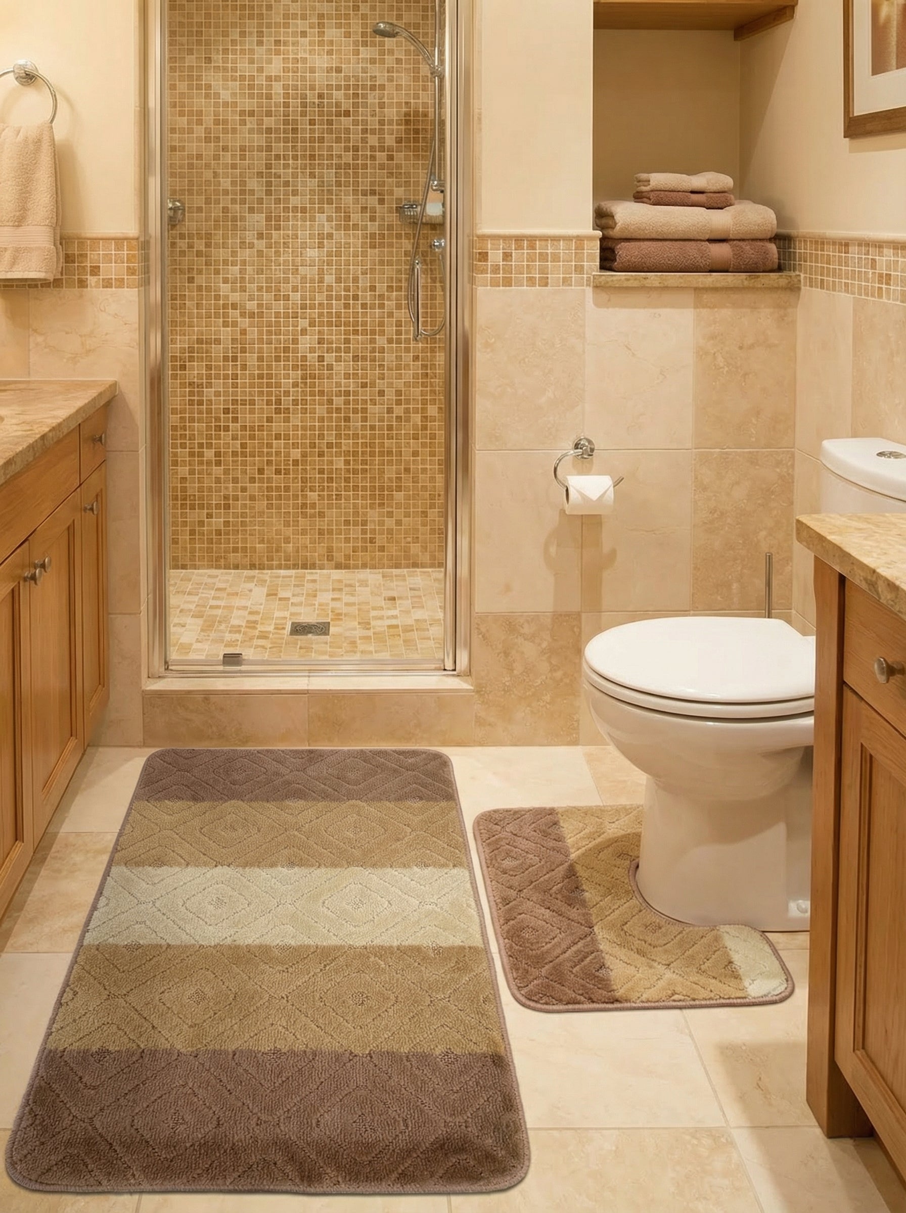 Ensemble de tapis de bain moelleux à motifs de losanges, rayés marron, beige et crème, dans une salle de bain aux tons neutres