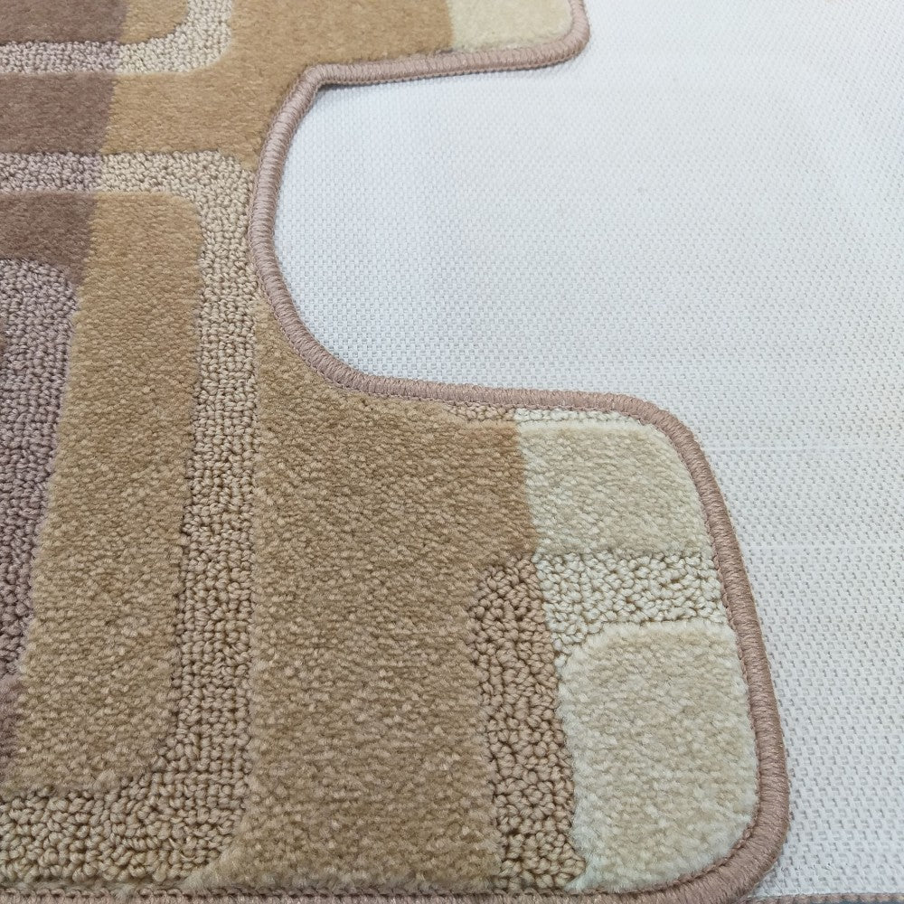 Tapis texturé aux motifs géométriques beiges et marron clair, avec des bandes de différentes hauteurs de poils et un contour bordé