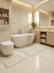 Tapis de bain beige crème, texturé avec des motifs ondulés discrets, accompagné d'un tapis en U assorti, dans une salle de bain lumineuse