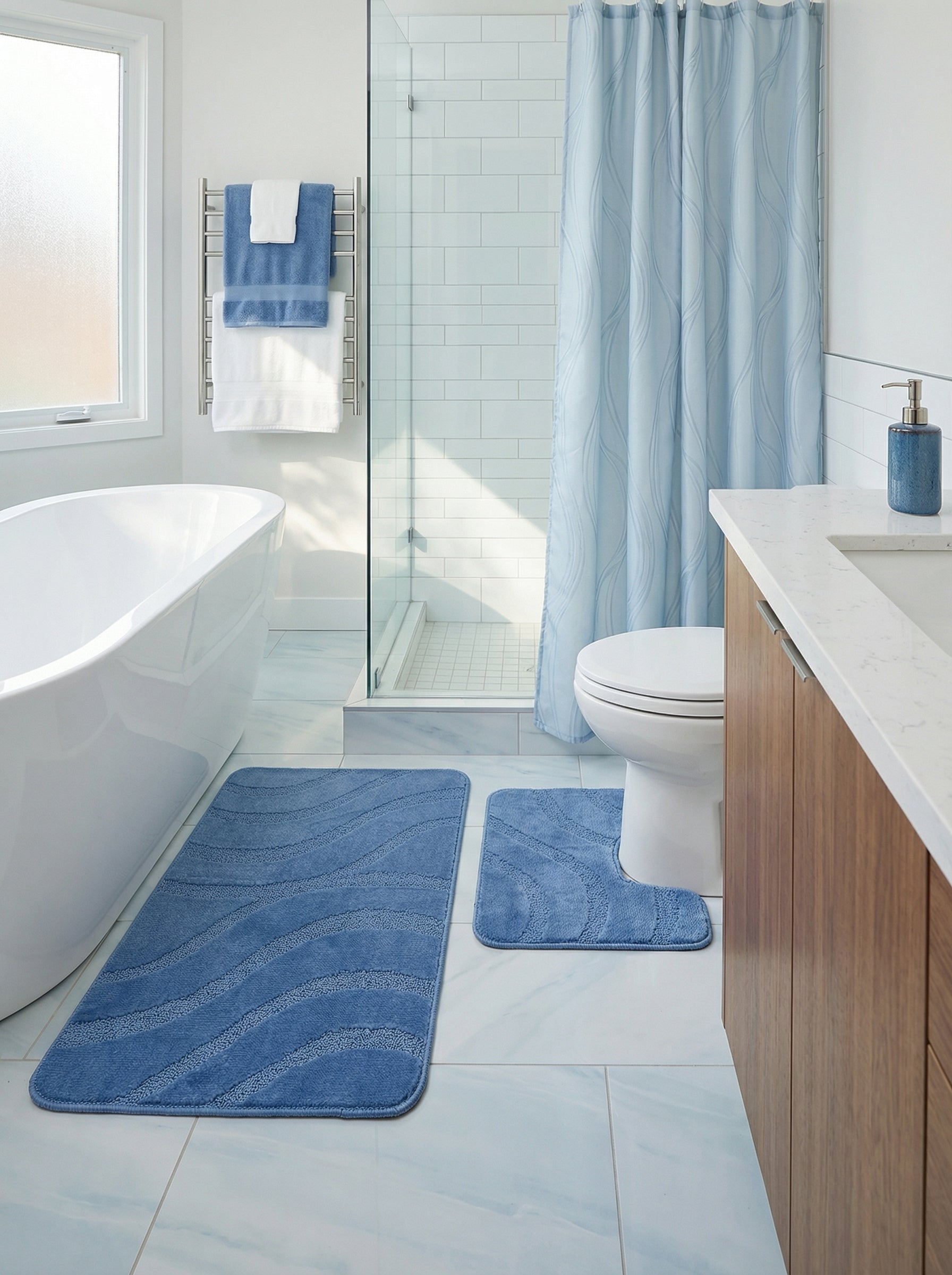Deux tapis de bain bleus moelleux, un rectangulaire et un en forme de U, ornés de motifs ondulés texturés, dans une salle de bain moderne