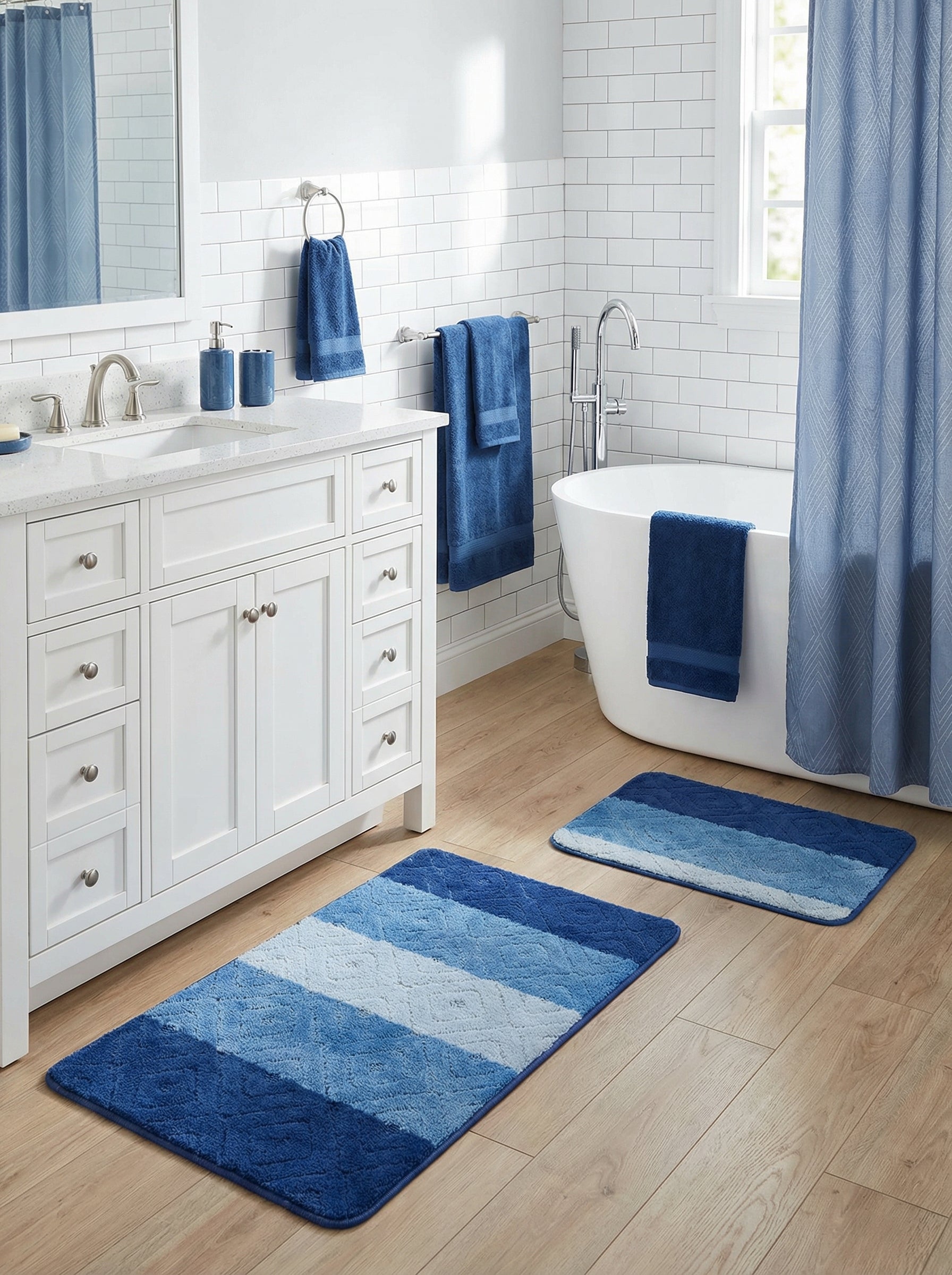 Deux tapis de bain rectangulaires à rayures bleues (foncées, moyennes, claires) avec motifs texturés dans une salle de bain