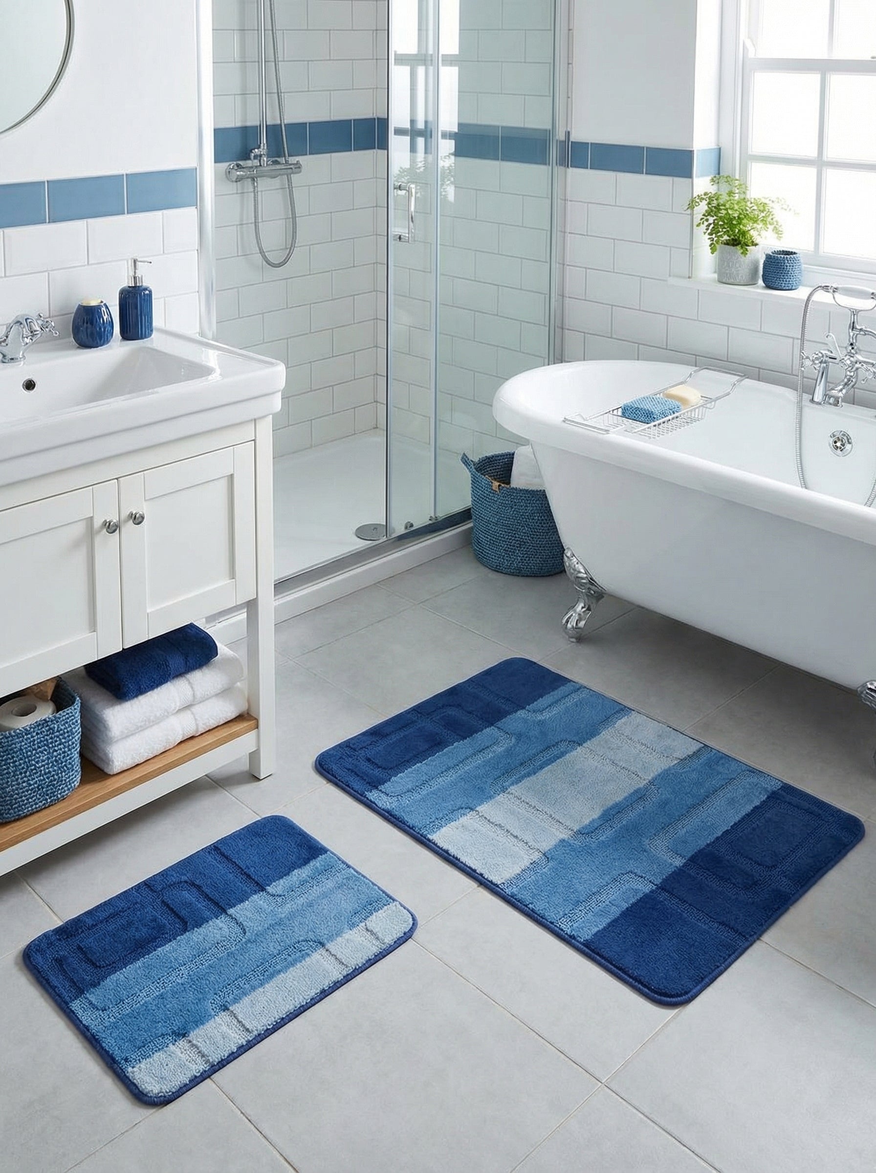Deux tapis de bain doux rectangulaires, avec des motifs de blocs en plusieurs nuances de bleu, posés dans une salle de bain