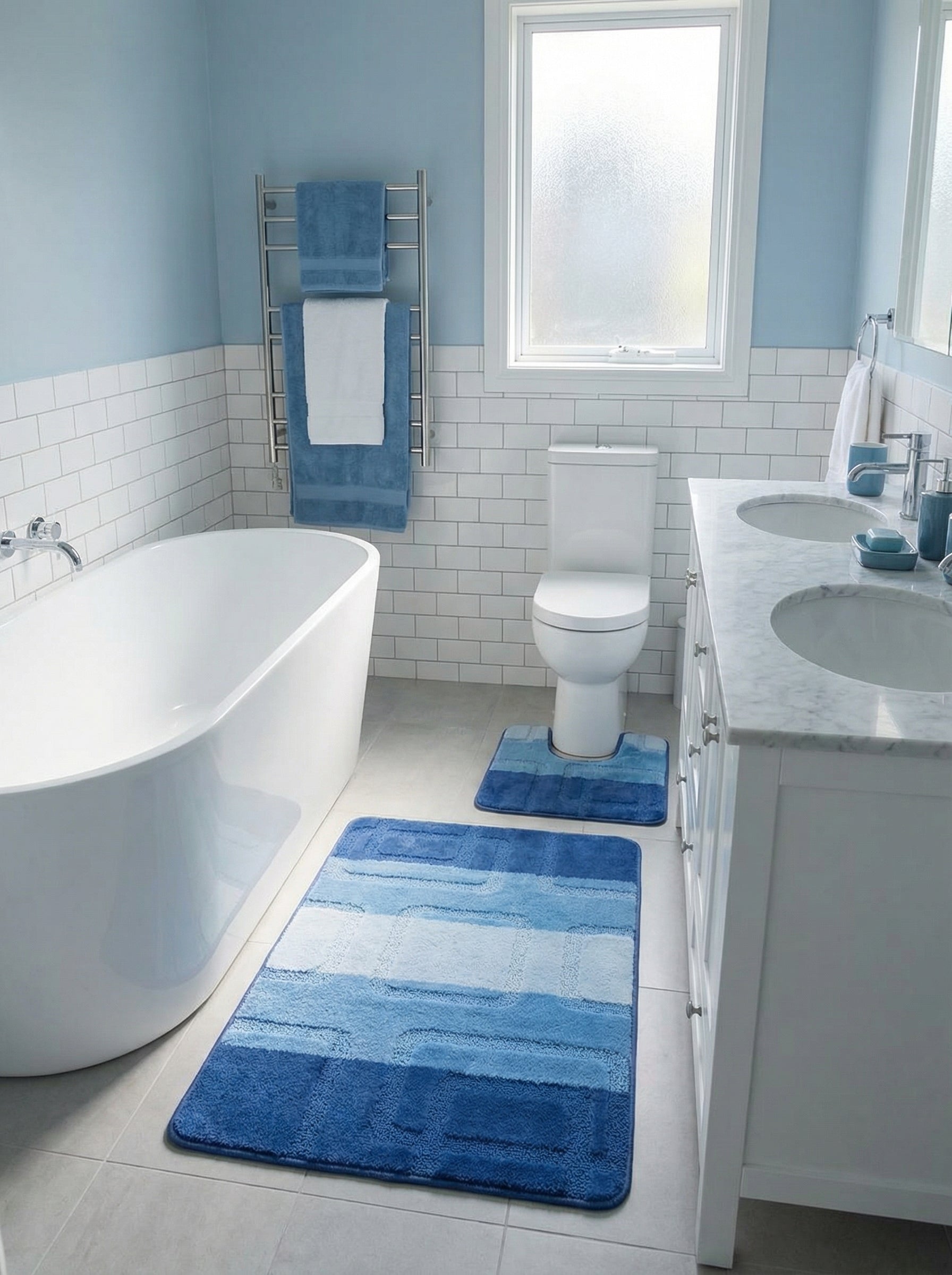 Tapis rectangulaire moelleux aux bandes horizontales de bleus variés et motifs texturés, dans une salle de bain