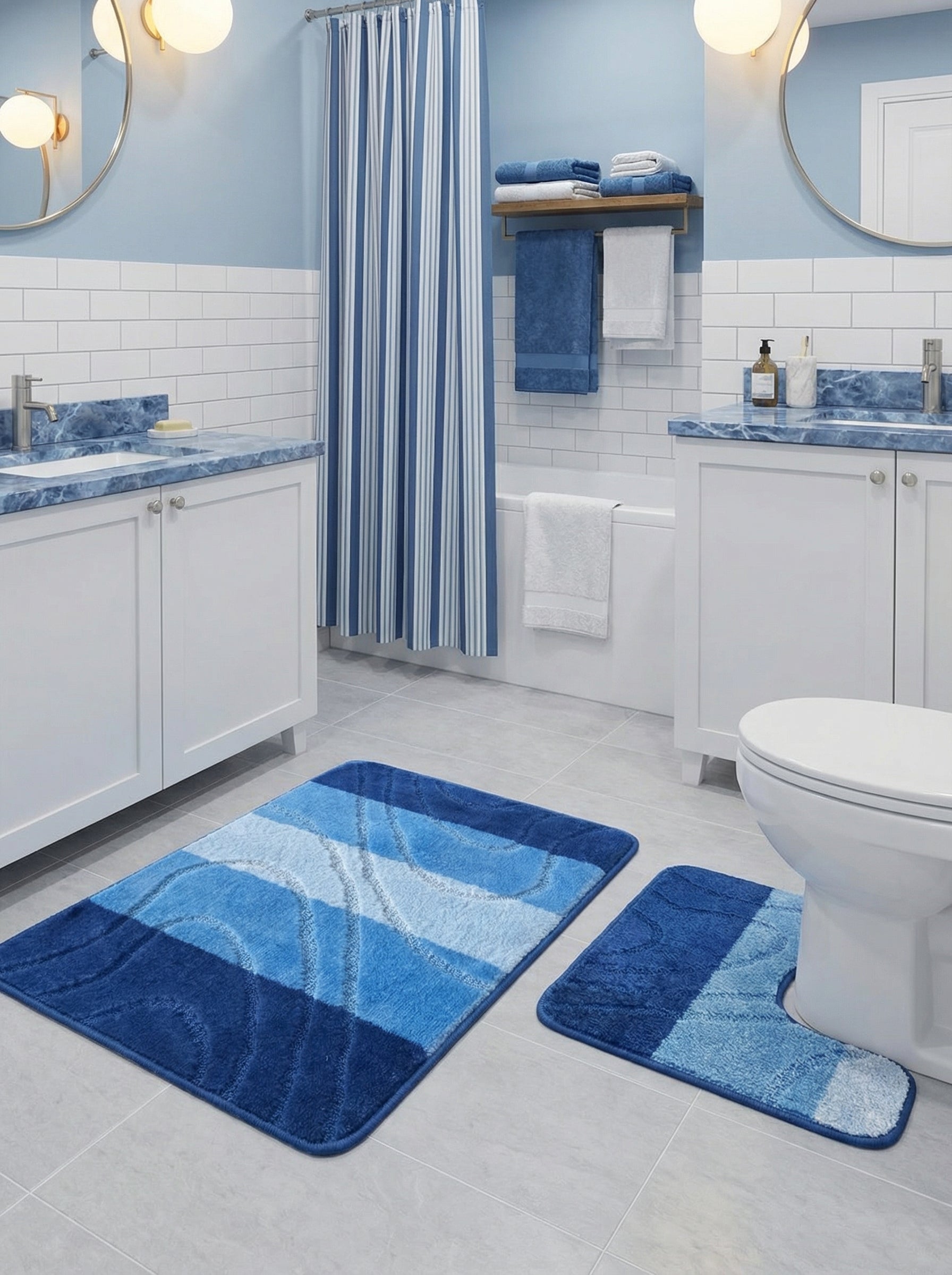 Ensemble de tapis de bain moelleux bleus, en dégradé de bleu marine à azur avec des motifs de vagues abstraites, dans une salle de bain