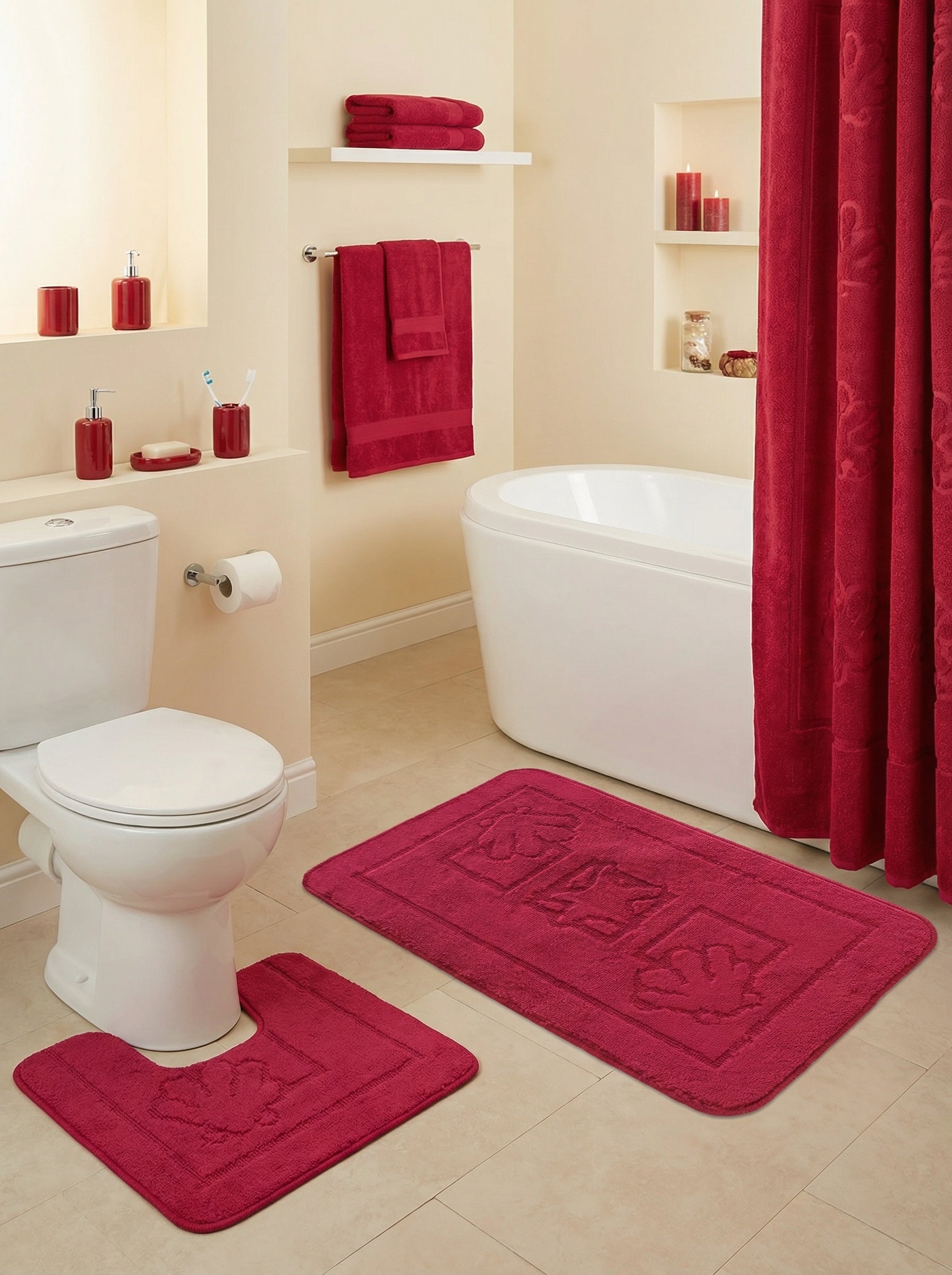 Deux tapis de bain épais rouge framboise, l'un rectangulaire et l'autre en U, avec des motifs de feuilles en relief, dans une salle de bain au sol carrelé