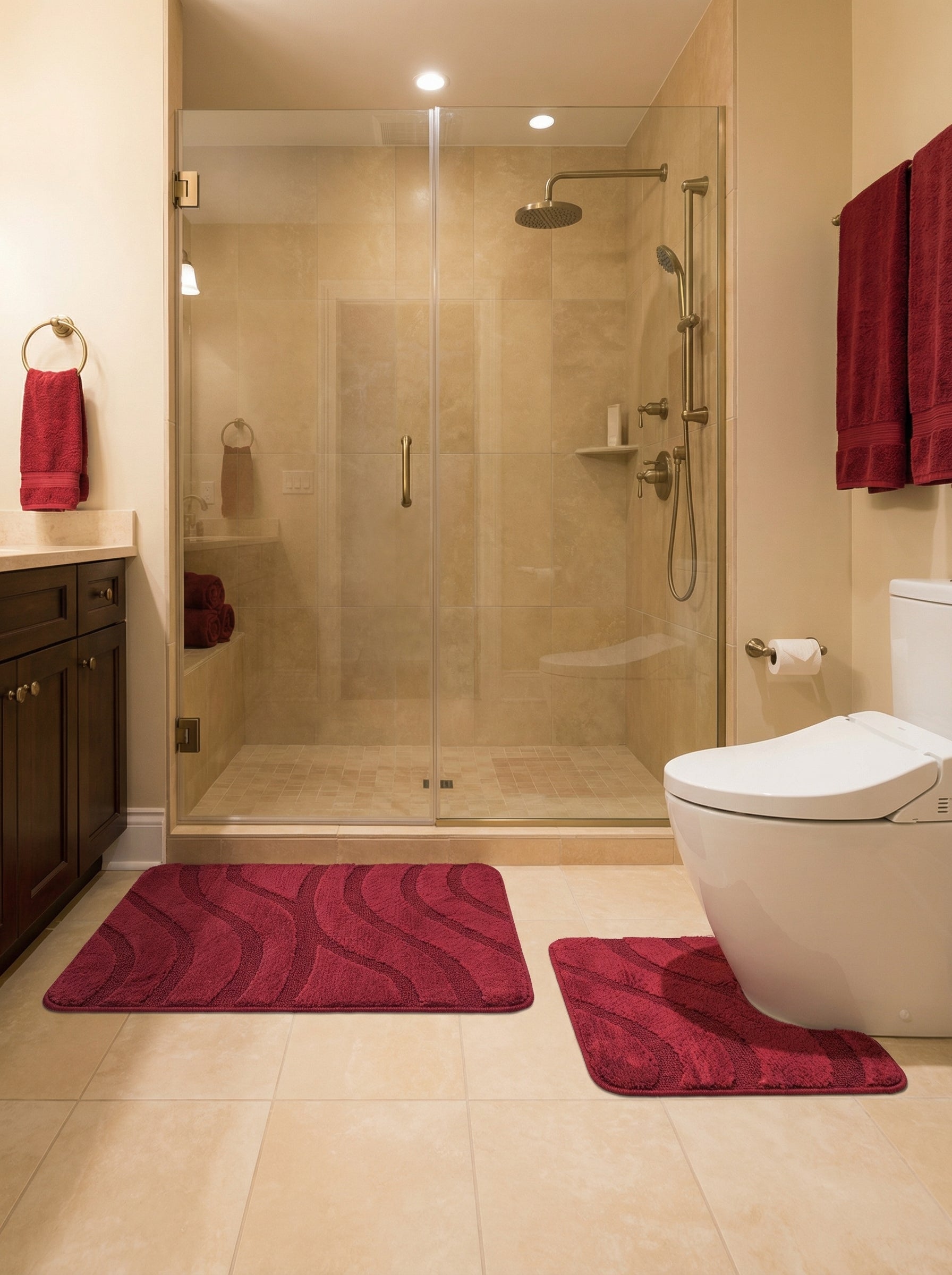 Deux tapis de bain moelleux bordeaux, l'un rectangulaire et l'autre en U, avec des motifs ondulés en relief dans une salle de bain