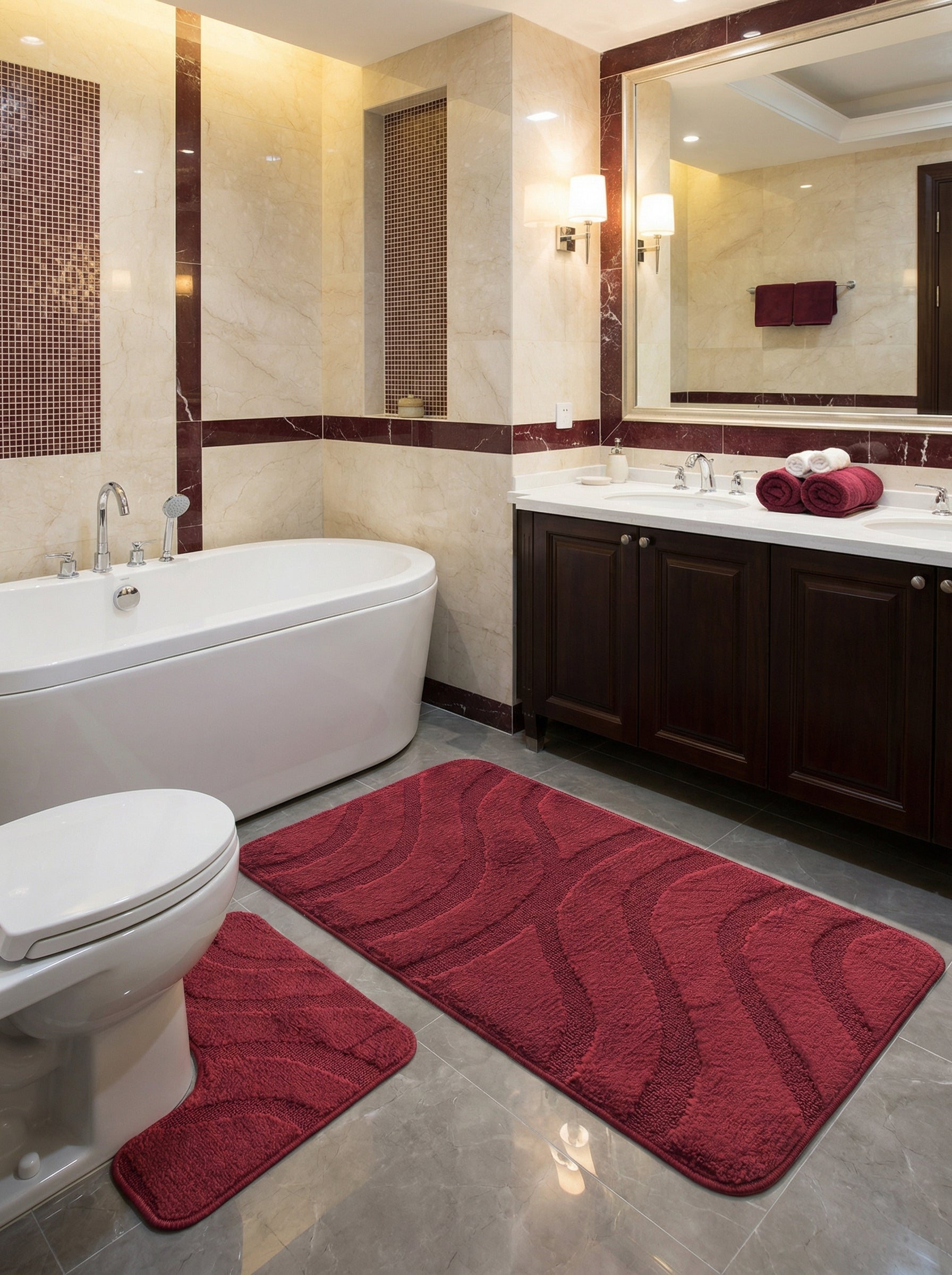 Deux tapis moelleux rouge bordeaux avec un motif ondulé sont posés sur le sol d'une élégante salle de bain