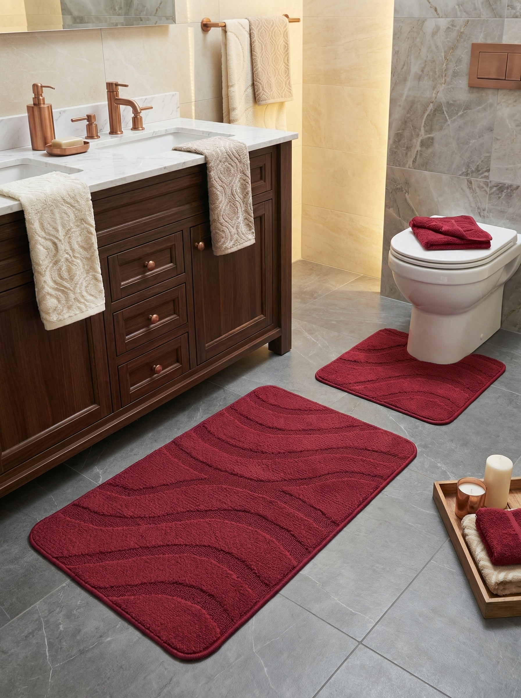 Tapis de bain rouge vif texturé à motifs ondulés et un tapis contour toilette assorti, dans une salle de bain