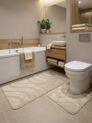 Ensemble de deux tapis de bain moelleux, beige et crème, avec des motifs de vagues texturées, dans une salle de bain lumineuse