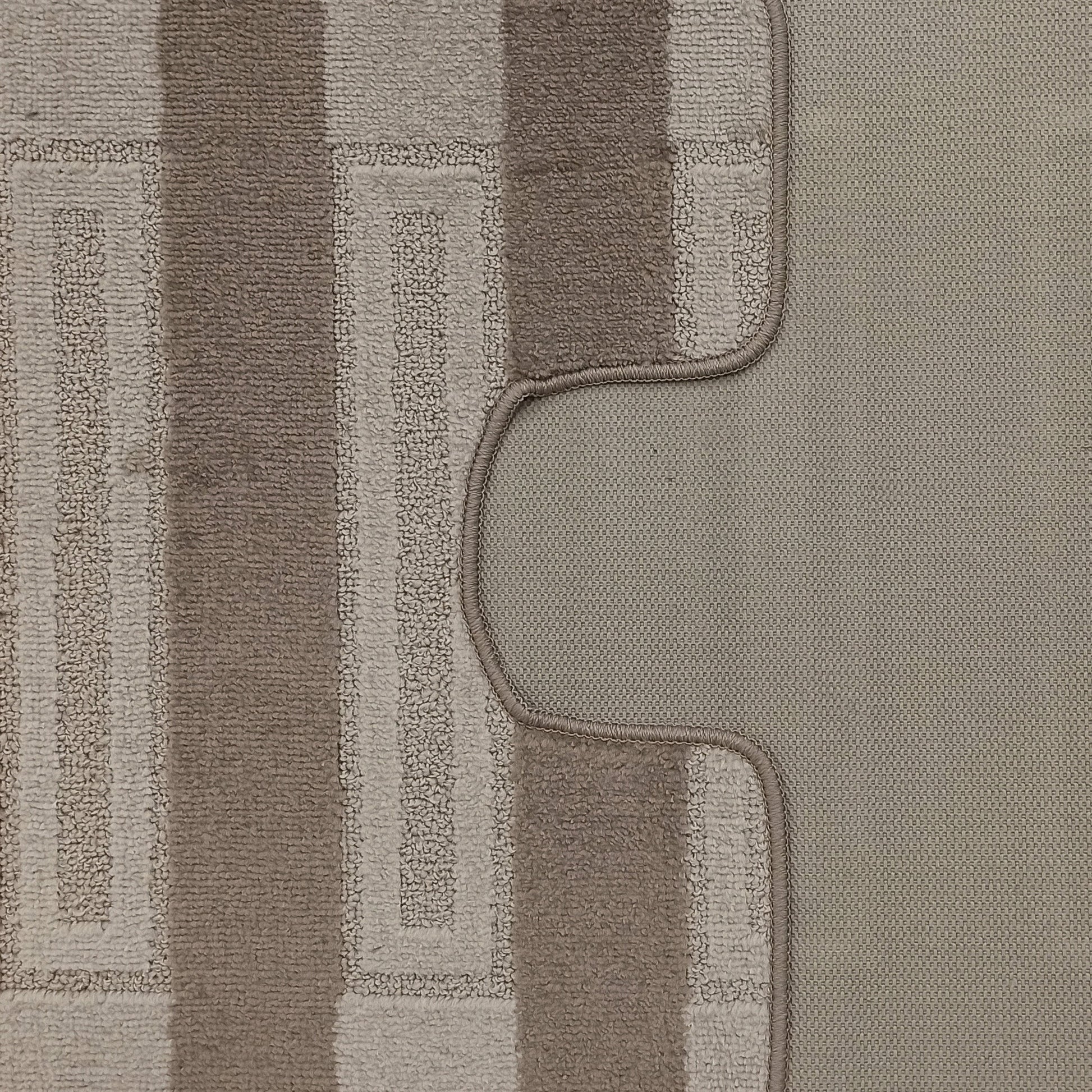 Tapis à boucles texturées beige et marron avec motif géométrique. L'envers tissé gris-beige avec une bordure cousue est visible