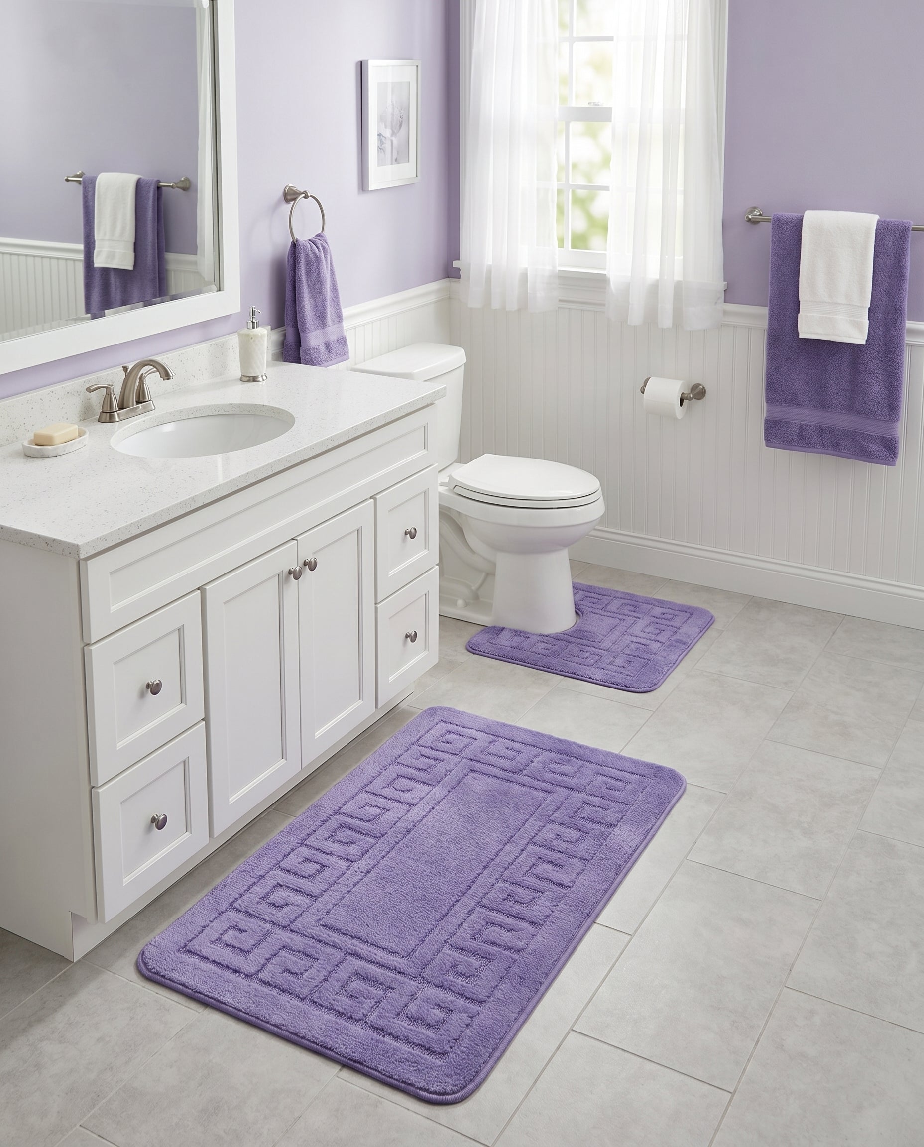 Grand tapis de bain violet moelleux avec un motif de clé grecque en relief, posé devant un meuble vasque dans une salle de bain