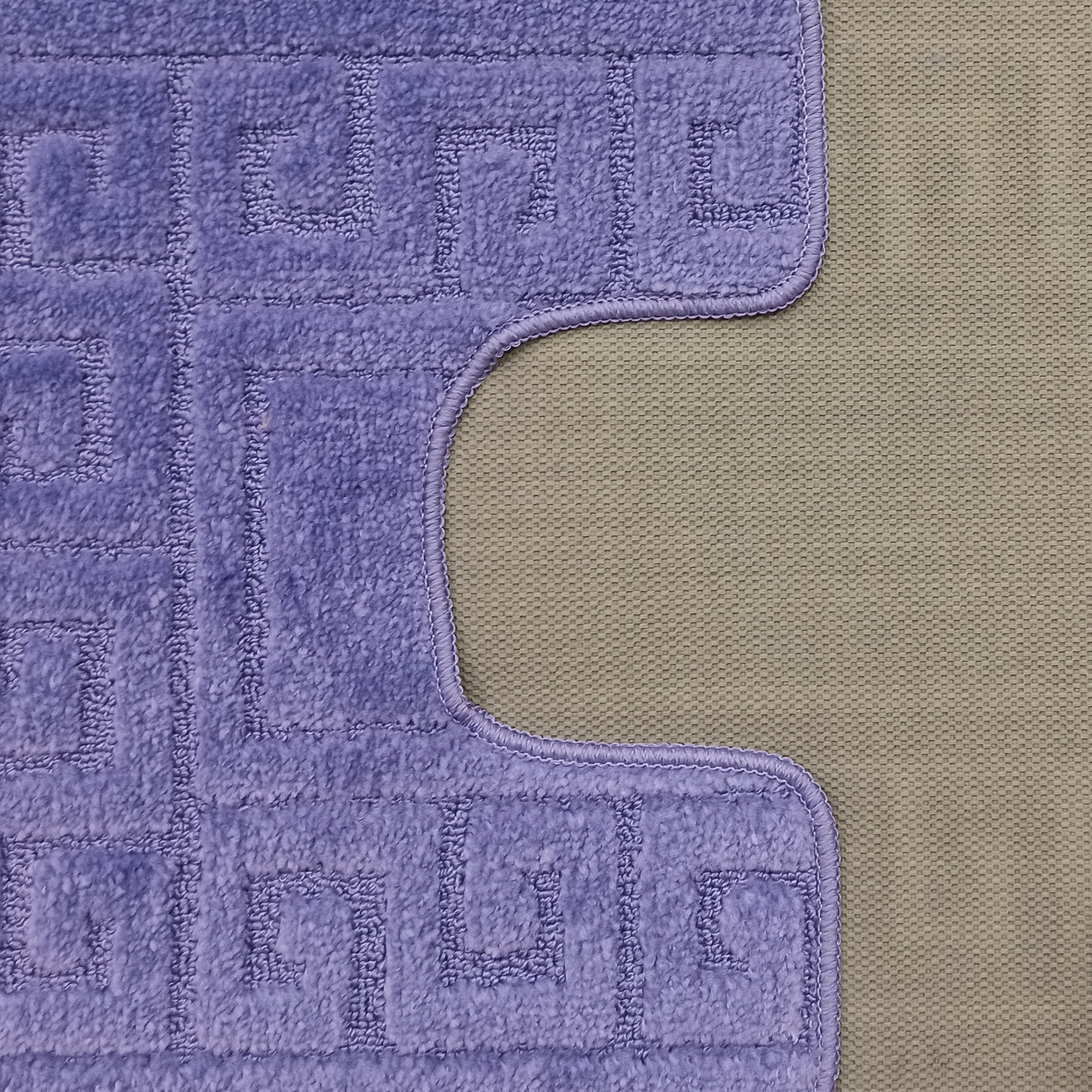 Tapis doux violet lavande avec un motif géométrique en relief et une bordure courbée sur un fond beige texturé