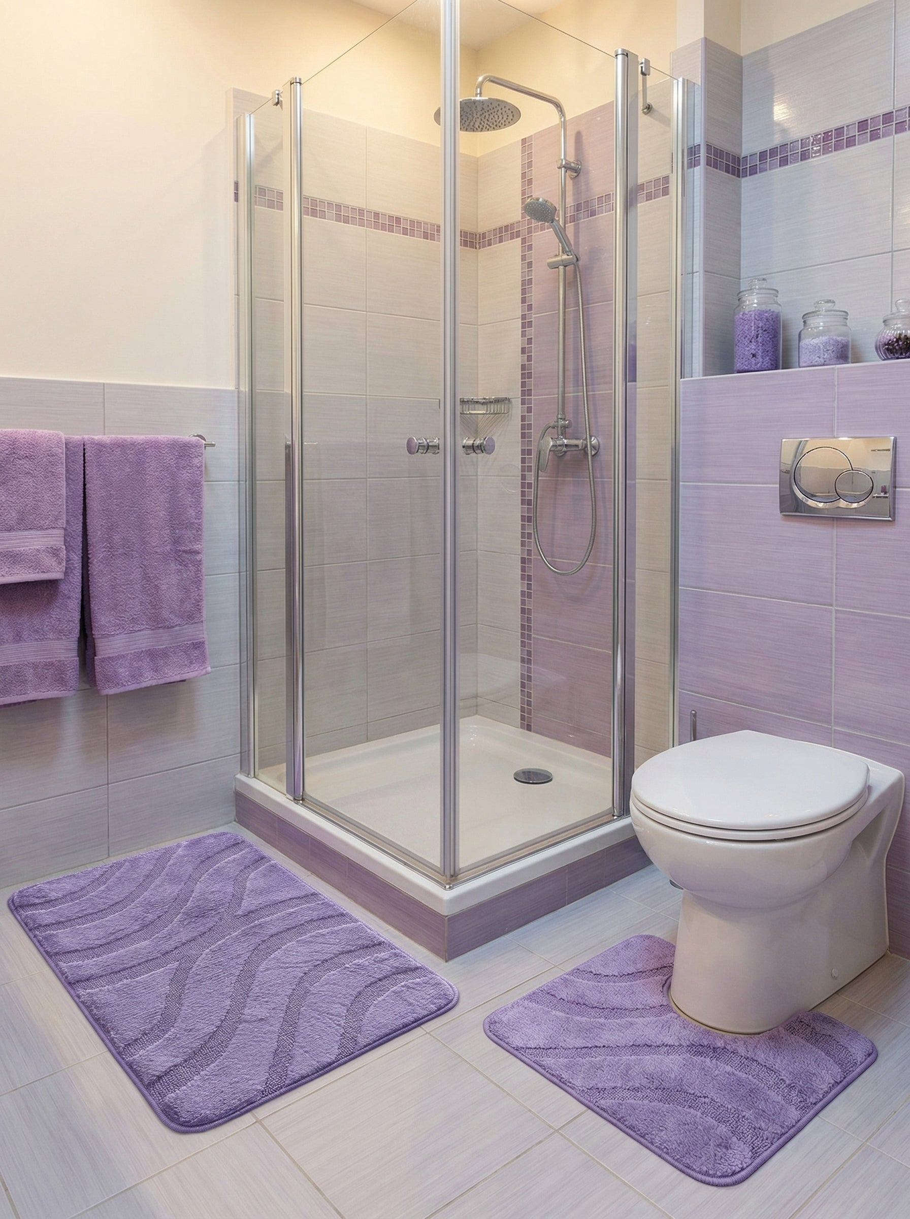 Deux tapis de bain violets en microfibre à motifs ondulés, l'un rectangulaire et l'autre en U, posés dans une salle de bain