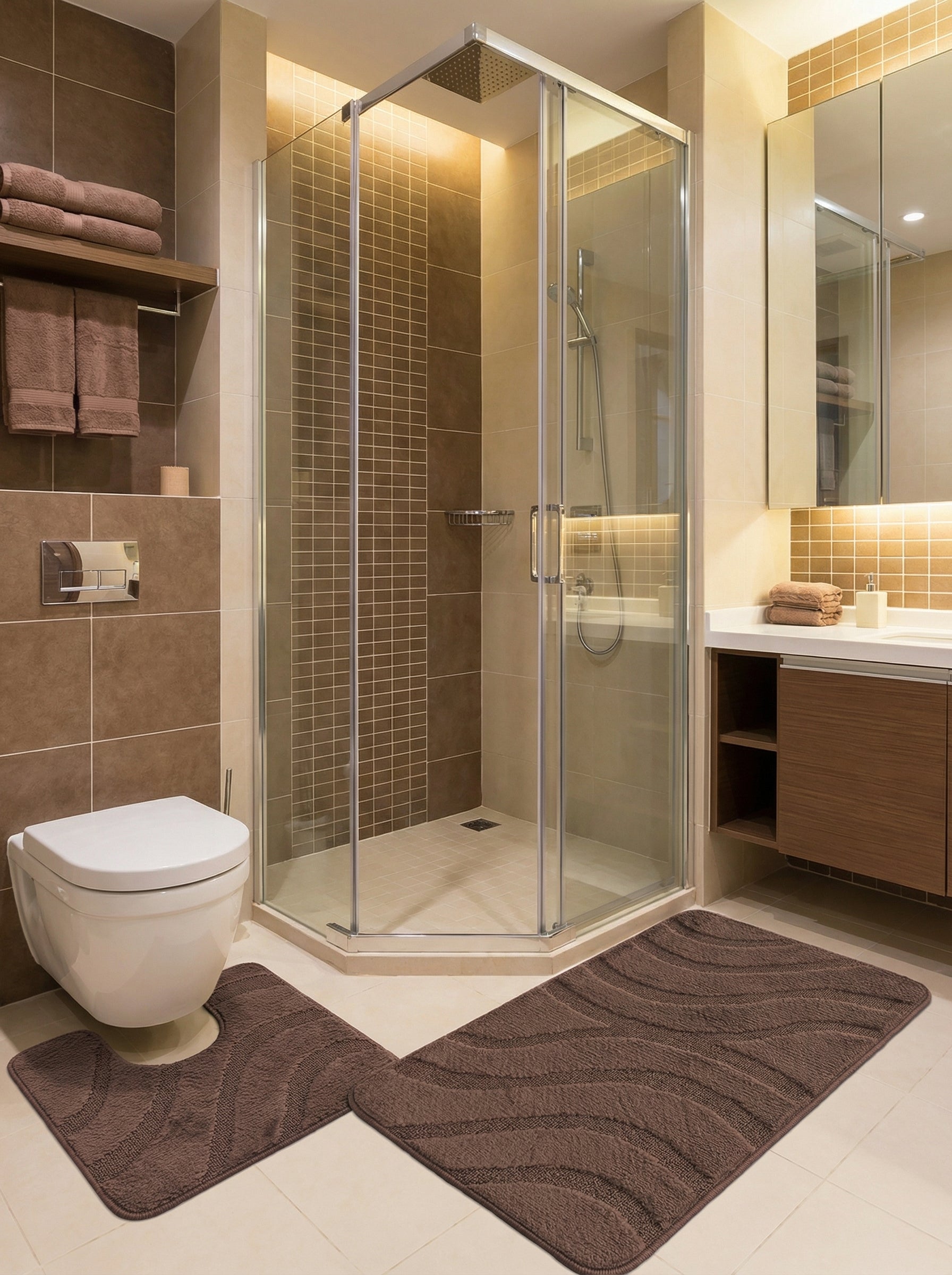 Deux tapis de bain marron texturés à motifs de vagues, l'un rectangulaire et l'autre en forme de U, dans une salle de bain