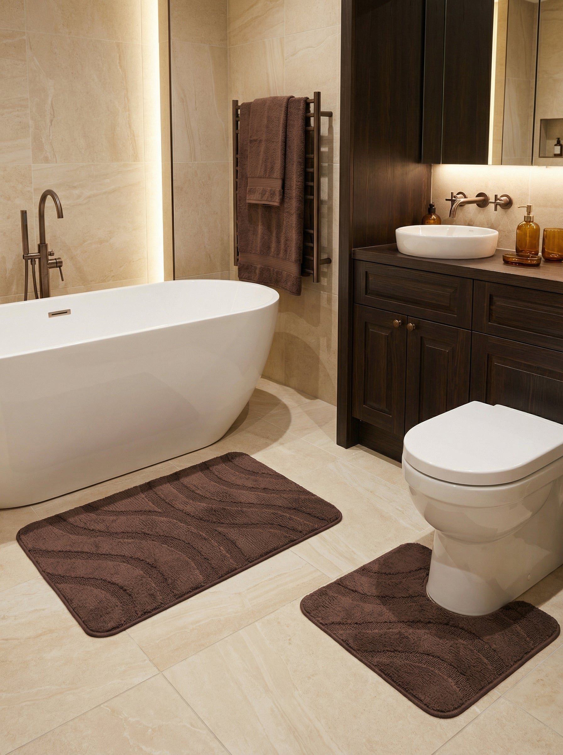 Tapis de bain marron foncé moelleux, un rectangulaire et un contour de WC, avec des motifs de vagues en relief, dans une salle de bain moderne