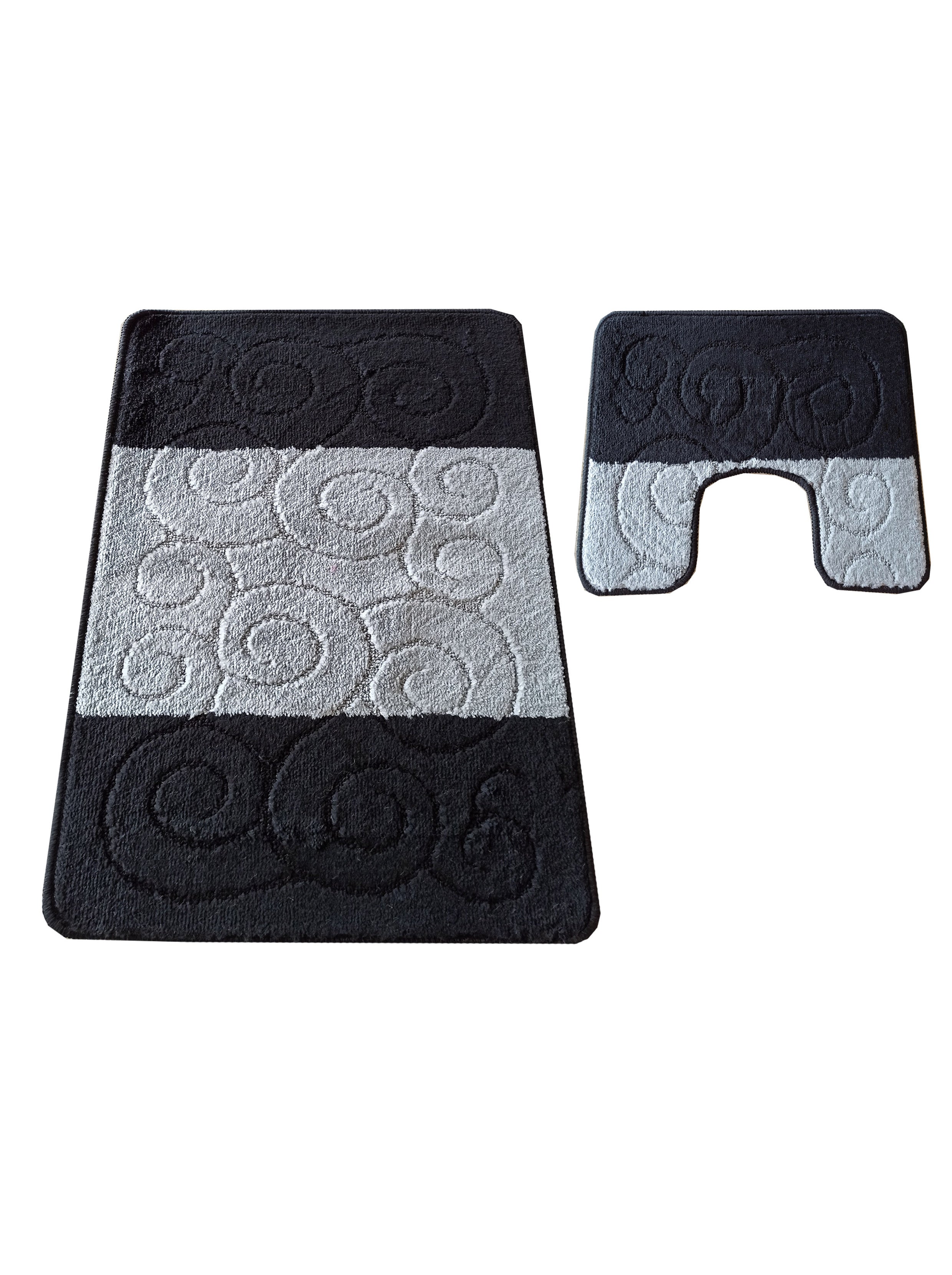 Deux tapis en textile noir et gris clair avec des motifs spirales en bandes horizontales, l'un rectangulaire l'autre en U