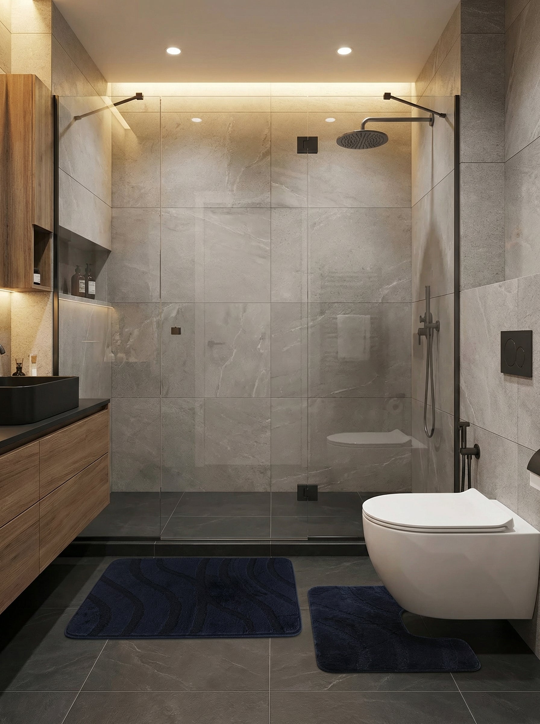 Paire de tapis de bain bleu marine moelleux, un rectangulaire, un en U, aux motifs ondulés subtils, dans une salle de bain moderne
