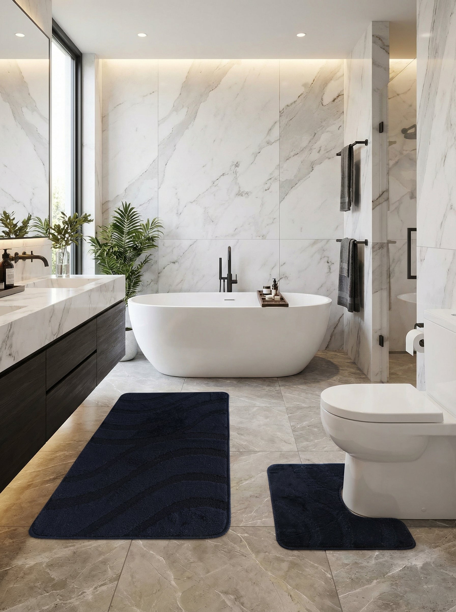 Deux tapis de bain doux bleu marine à motifs ondulés, un rectangulaire et un en forme de U, dans une salle de bain moderne