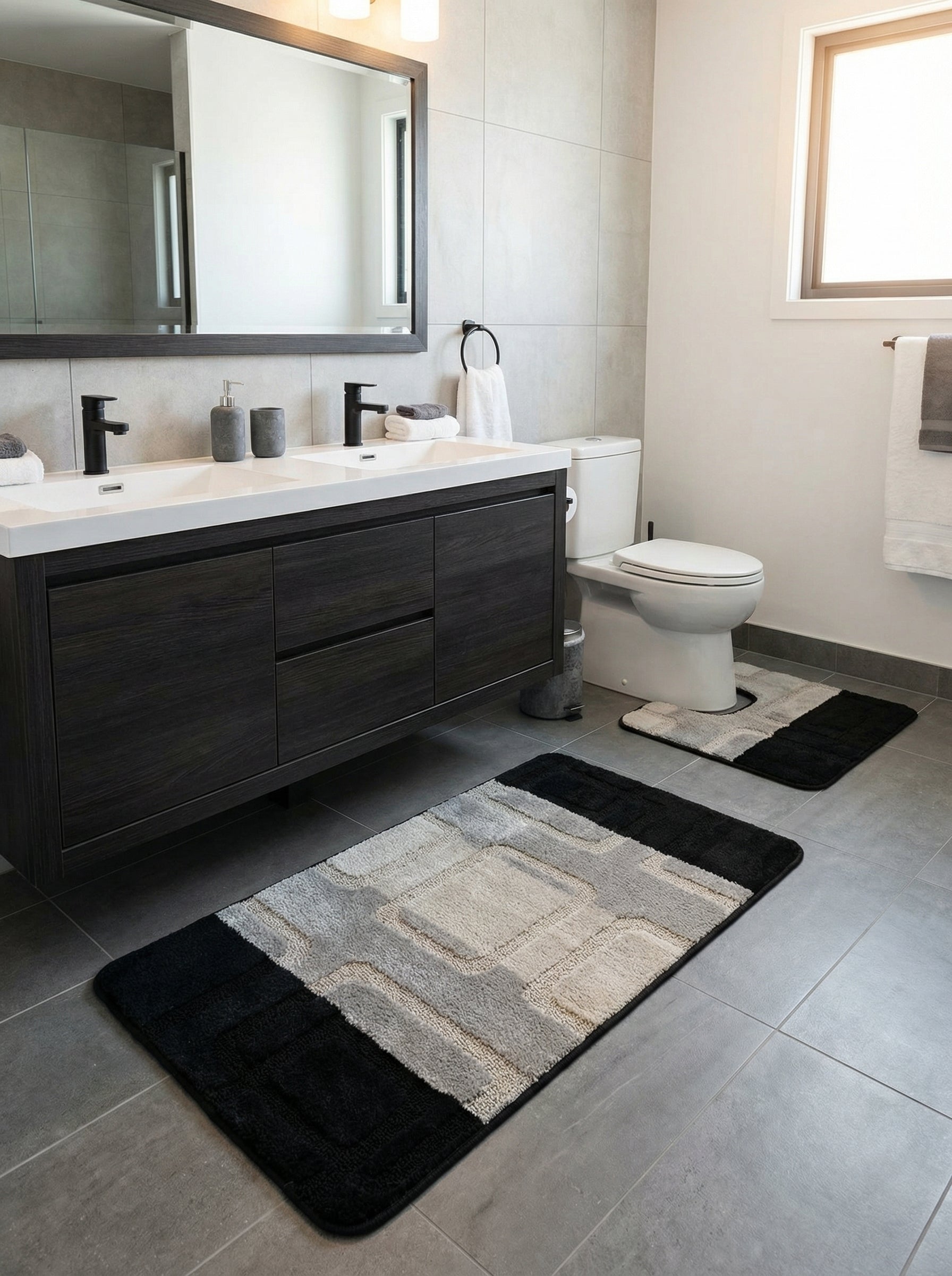 Tapis de bain rectangulaire et contour de toilette noir, gris et beige à motifs géométriques dans une salle de bain