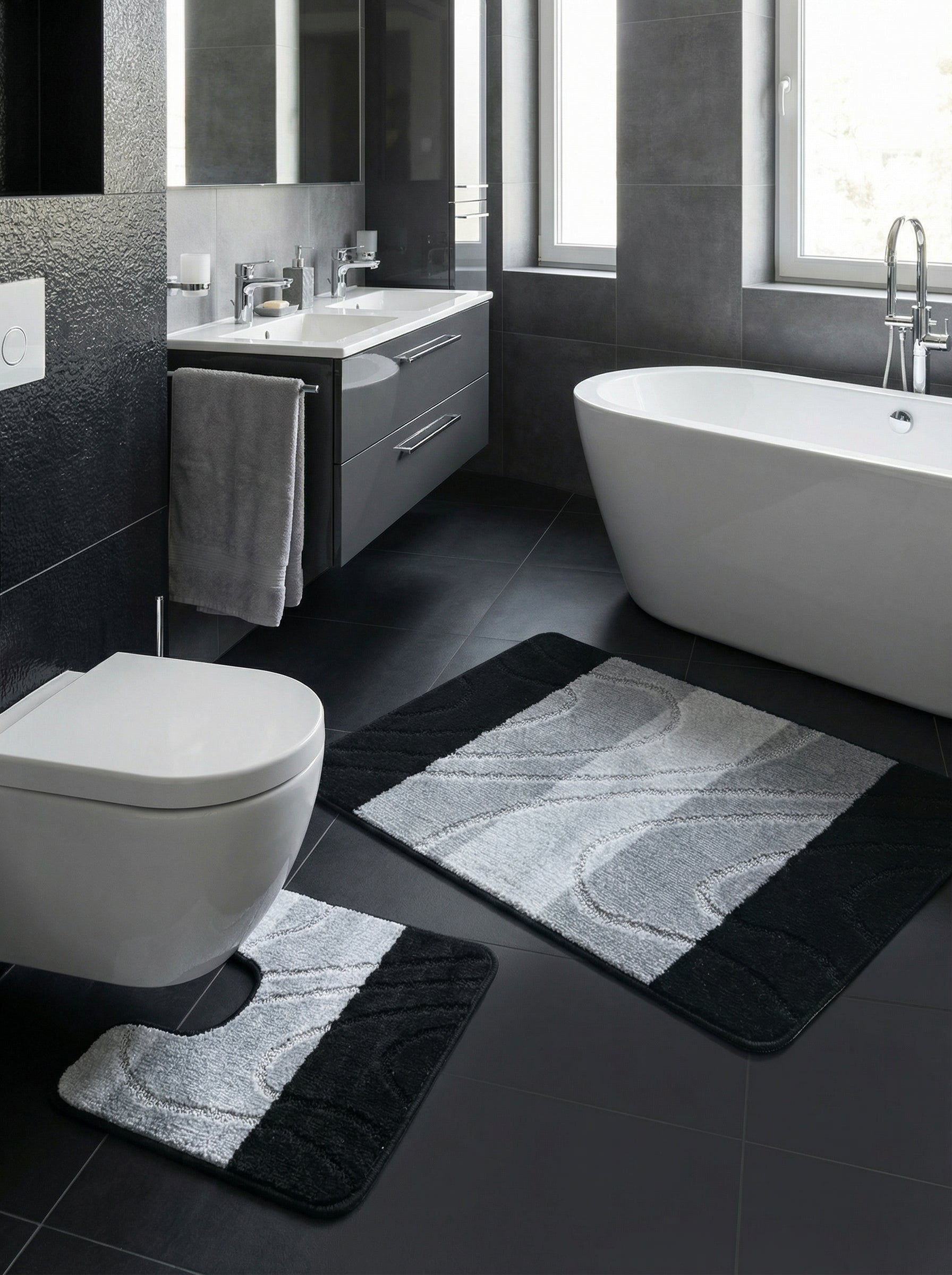 Ensemble de tapis de salle de bain moelleux, un grand et un pour WC, noirs et gris à motifs ondulés, dans une salle de bain moderne