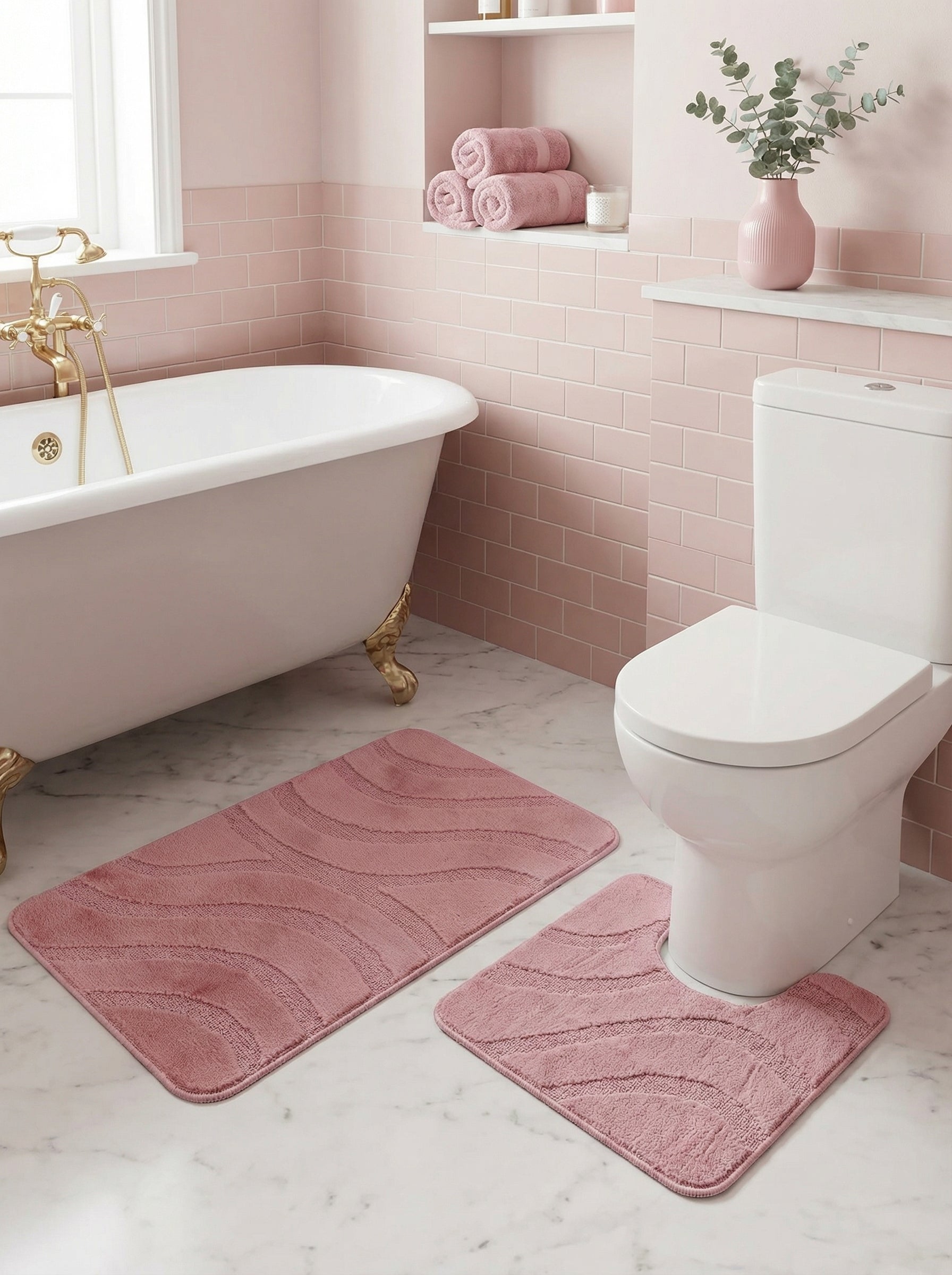 Parure de tapis moelleux rose poudré, un rectangulaire et un en U, tous deux à motifs de vagues, dans une salle de bain
