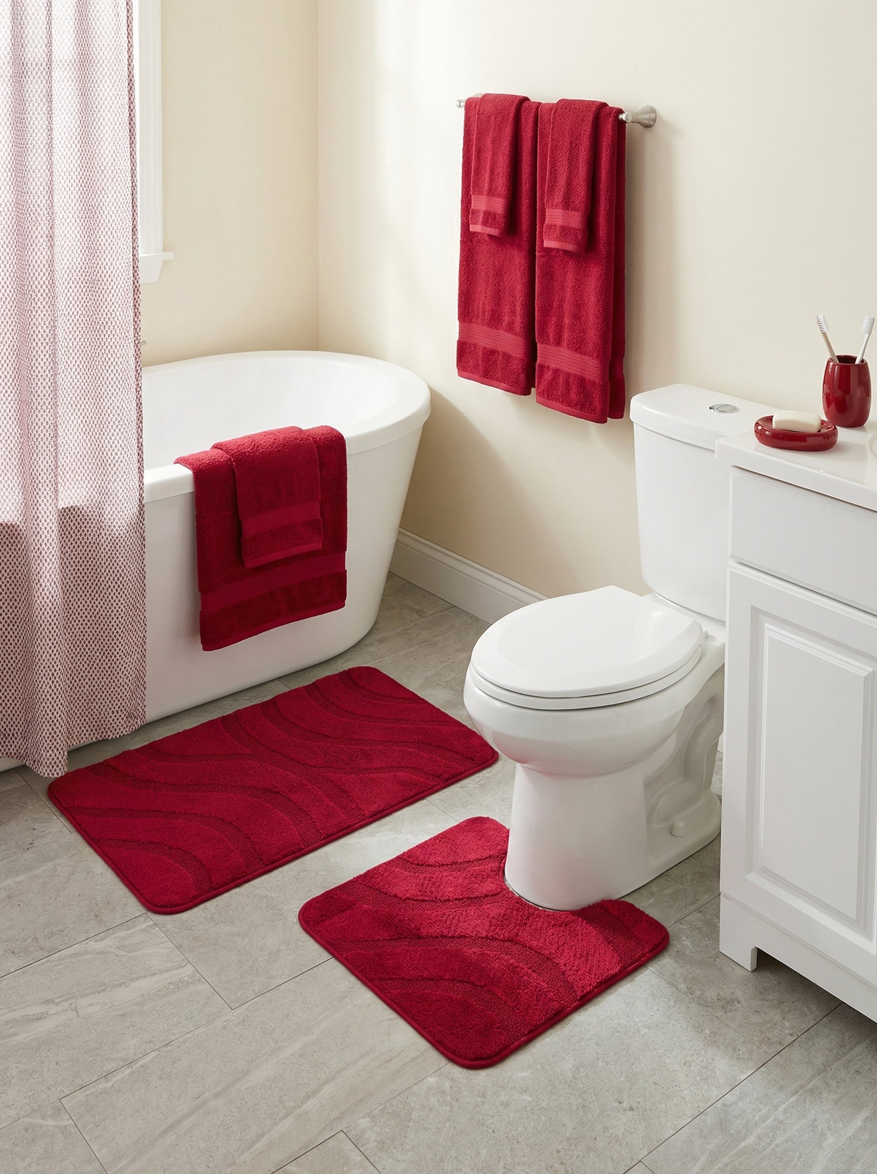 Ensemble de tapis de bain rouges moelleux à motifs de vagues subtiles, un rectangulaire et un contour toilettes, dans une salle de bain