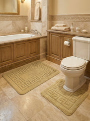 Ensemble de tapis beige moelleux à motif méandre en relief, l'un rectangulaire et l'autre de contour, posés dans une salle de bain