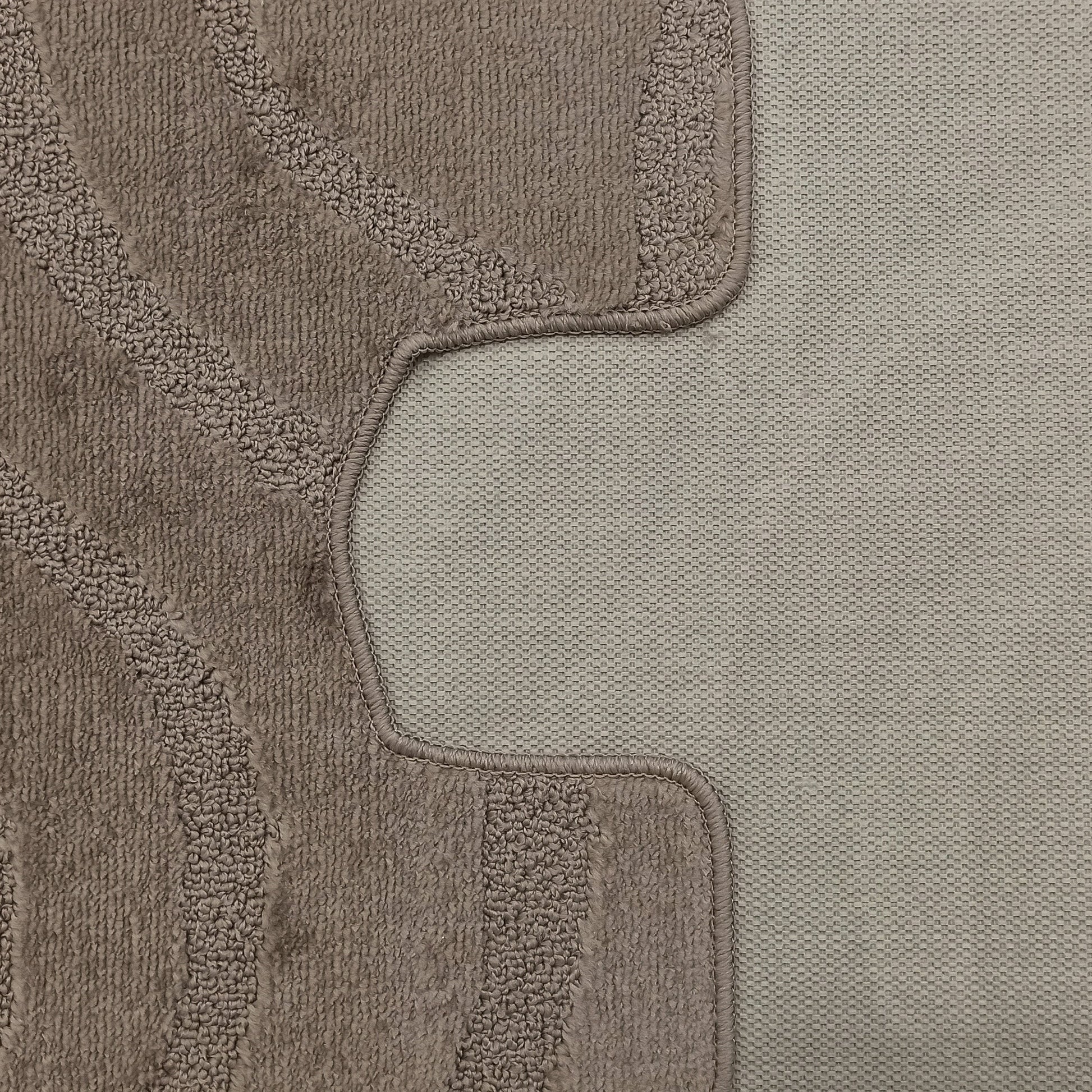 Tapis taupe avec une texture bouclée à motifs diagonaux en relief, bordé d'un tissu tissé gris clair à mailles fines