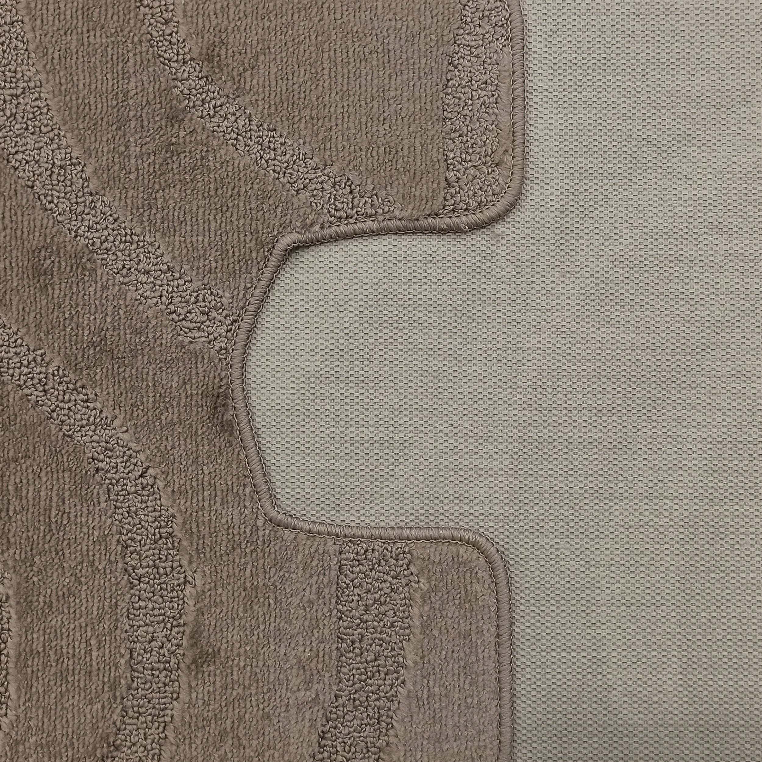 Tapis taupe avec une texture bouclée à motifs diagonaux en relief, bordé d'un tissu tissé gris clair à mailles fines
