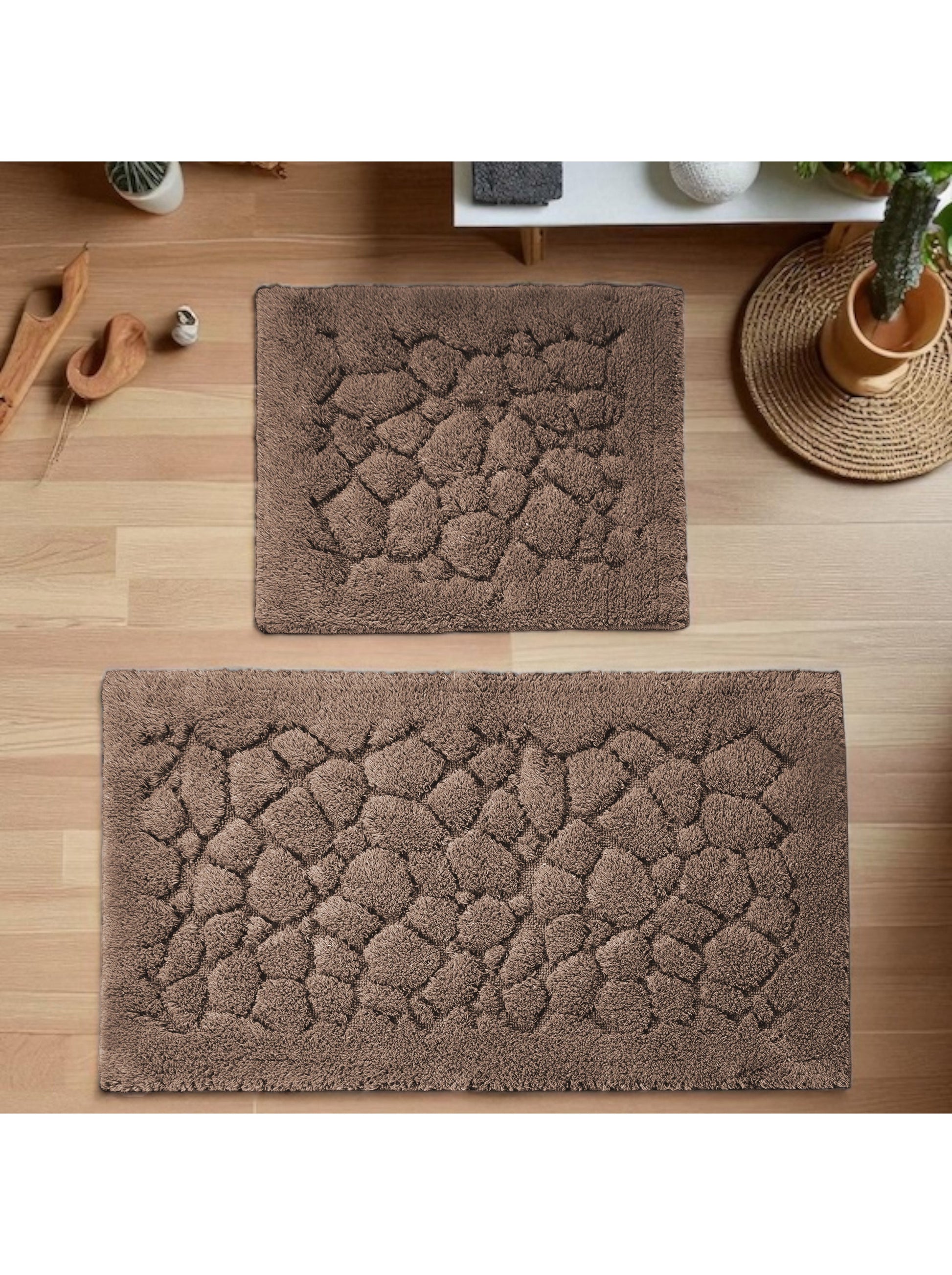 Deux tapis moelleux marron, un grand et un petit, avec un motif en relief de formes arrondies et irrégulières