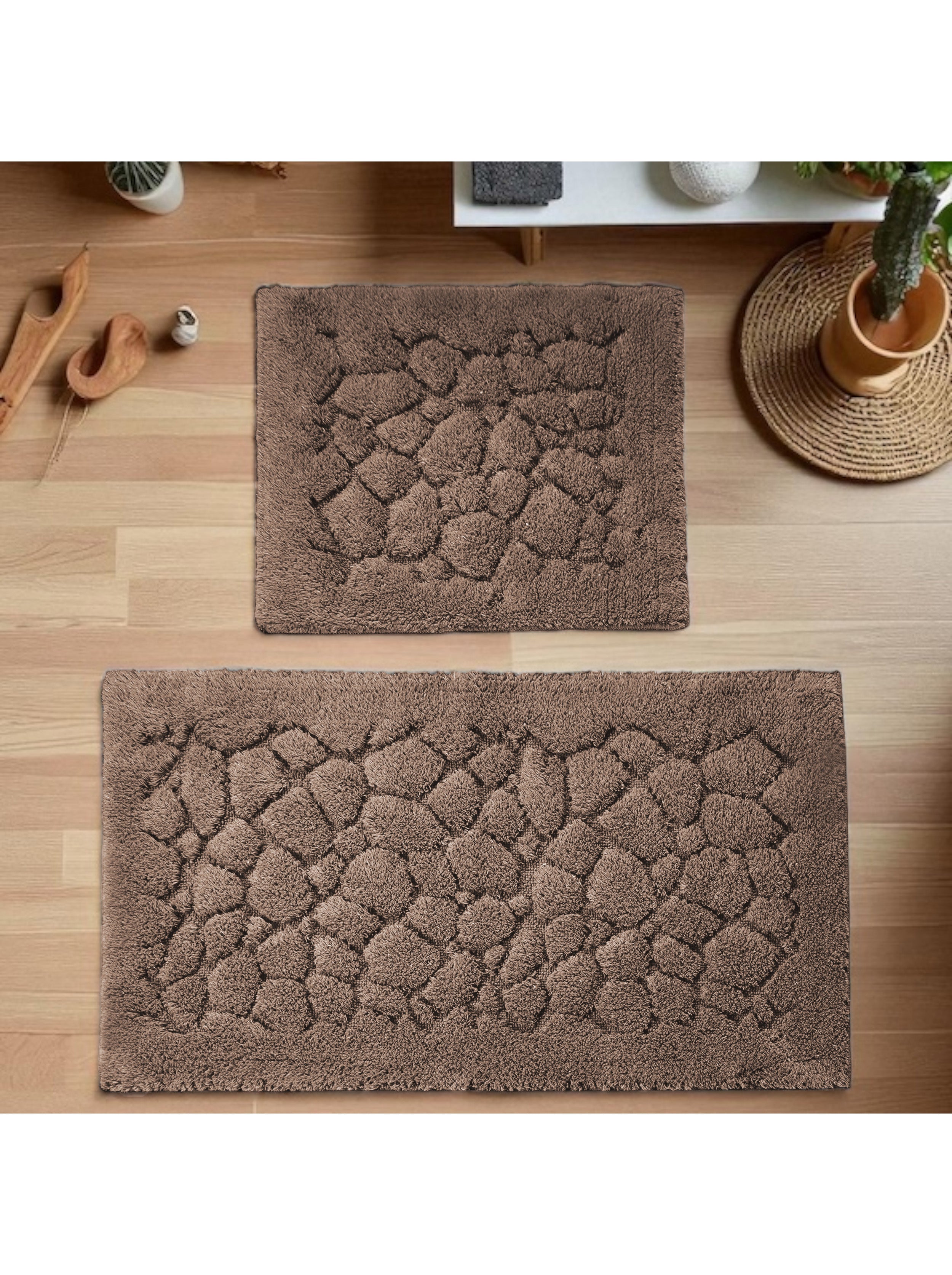 Deux tapis moelleux marron, un grand et un petit, avec un motif en relief de formes arrondies et irrégulières