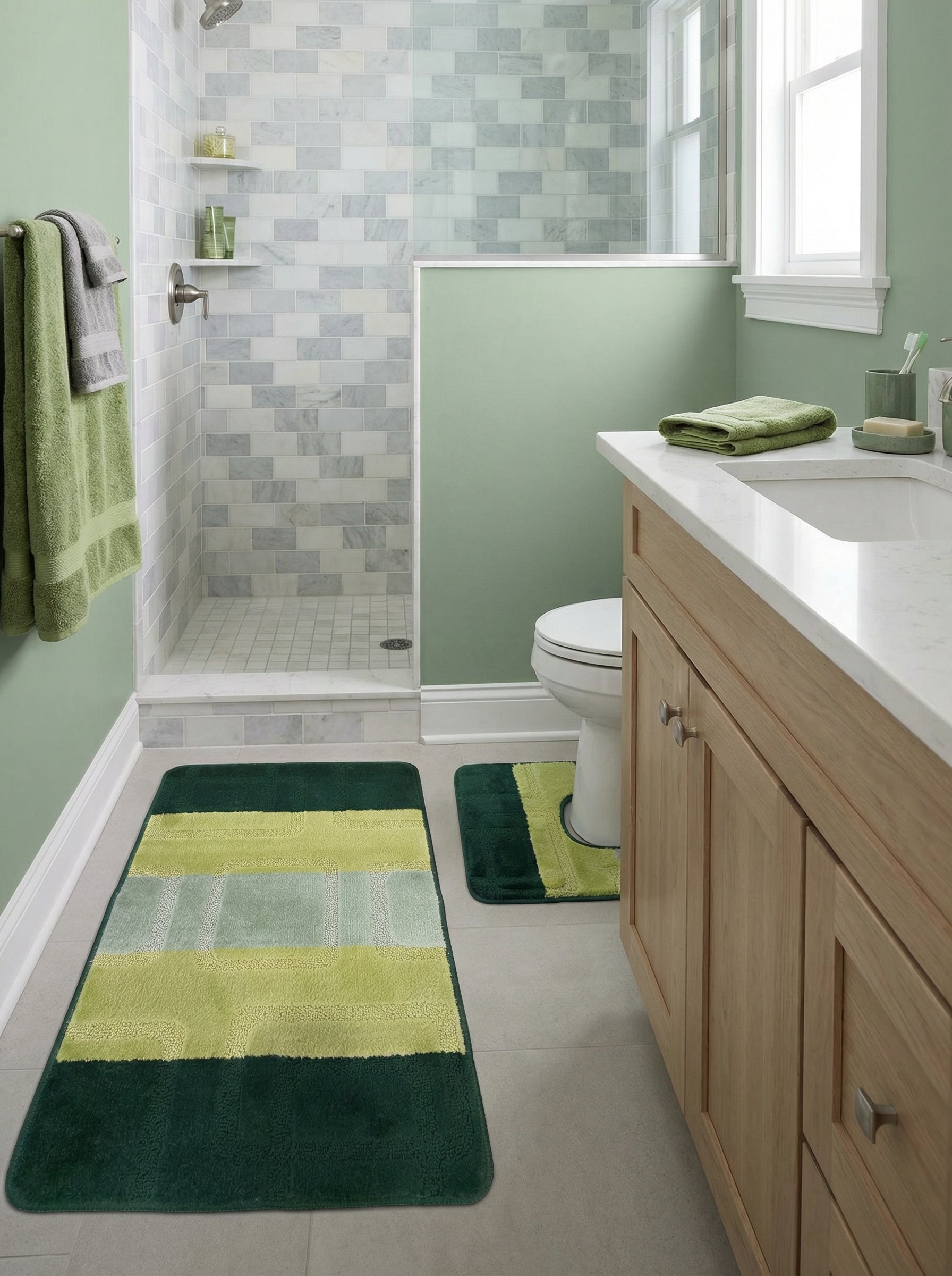 Tapis rectangulaire moelleux vert foncé, vert anis et vert clair à motifs géométriques texturés, dans une salle de bain