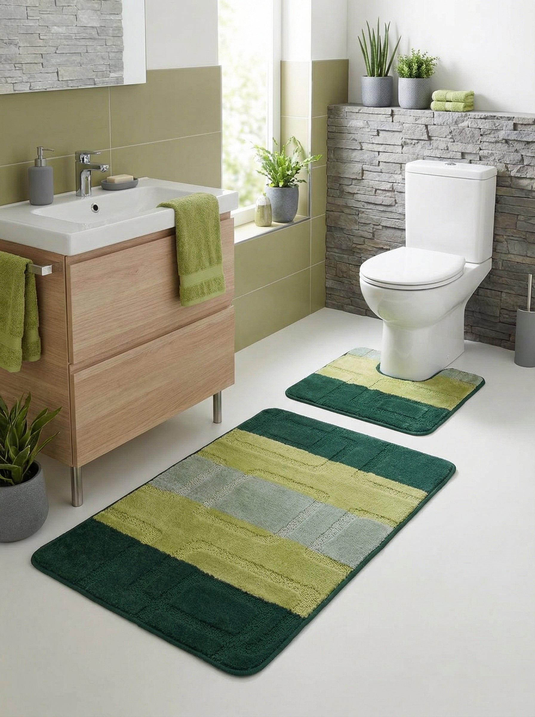 Parure de tapis de bain douce à motifs de blocs rectangulaires en nuances de vert foncé, vert clair et gris-vert, dans une salle de bain