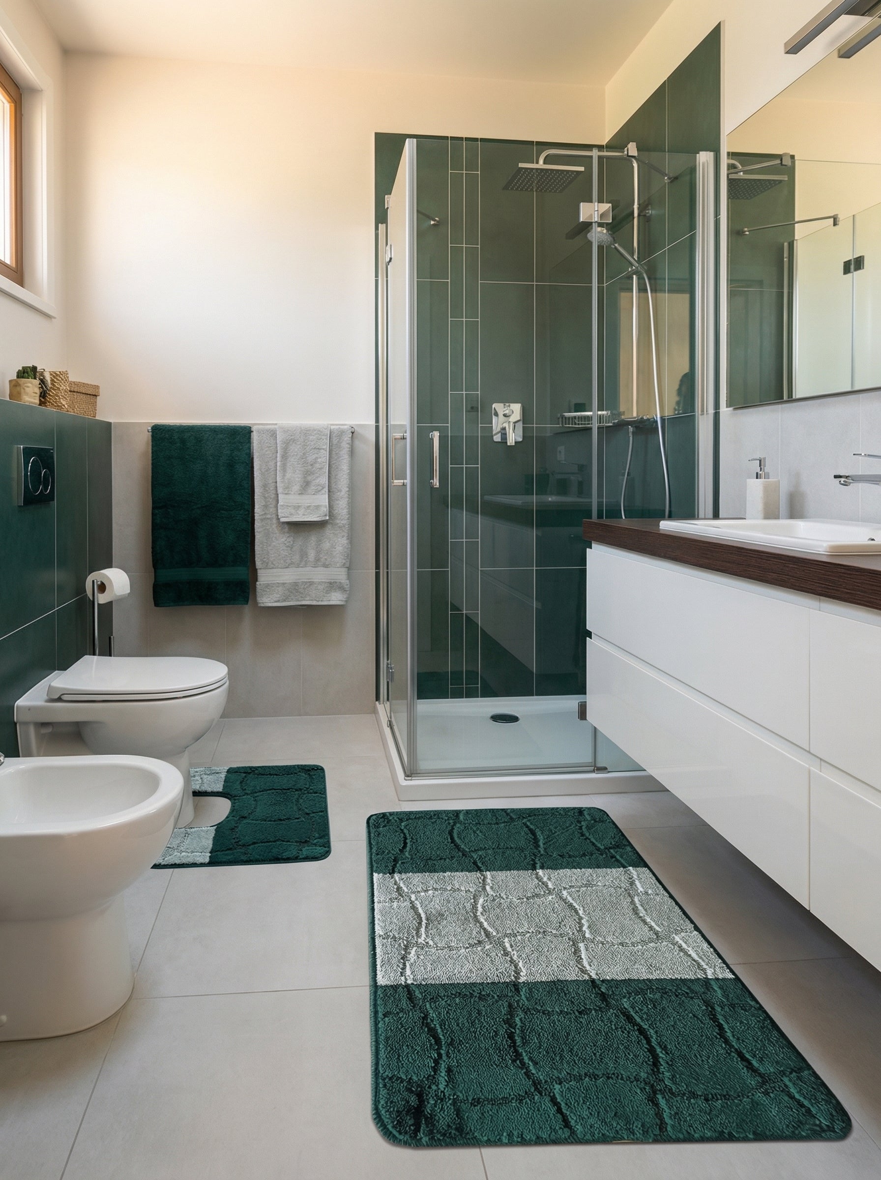 Tapis rectangulaire moelleux vert foncé avec une large bande horizontale gris clair et des motifs en relief dans une salle de bain