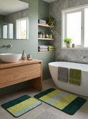 Tapis de bain rectangulaires vert foncé, vert anis et gris clair, avec motifs géométriques en losanges, dans une salle de bain moderne