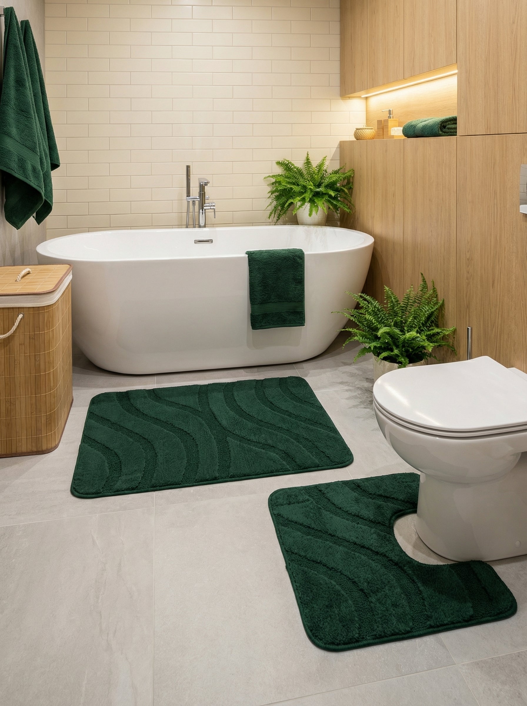 Deux tapis de bain vert foncé en éponge, l'un rectangulaire à motifs ondulés et l'autre en forme de U, dans une salle de bain