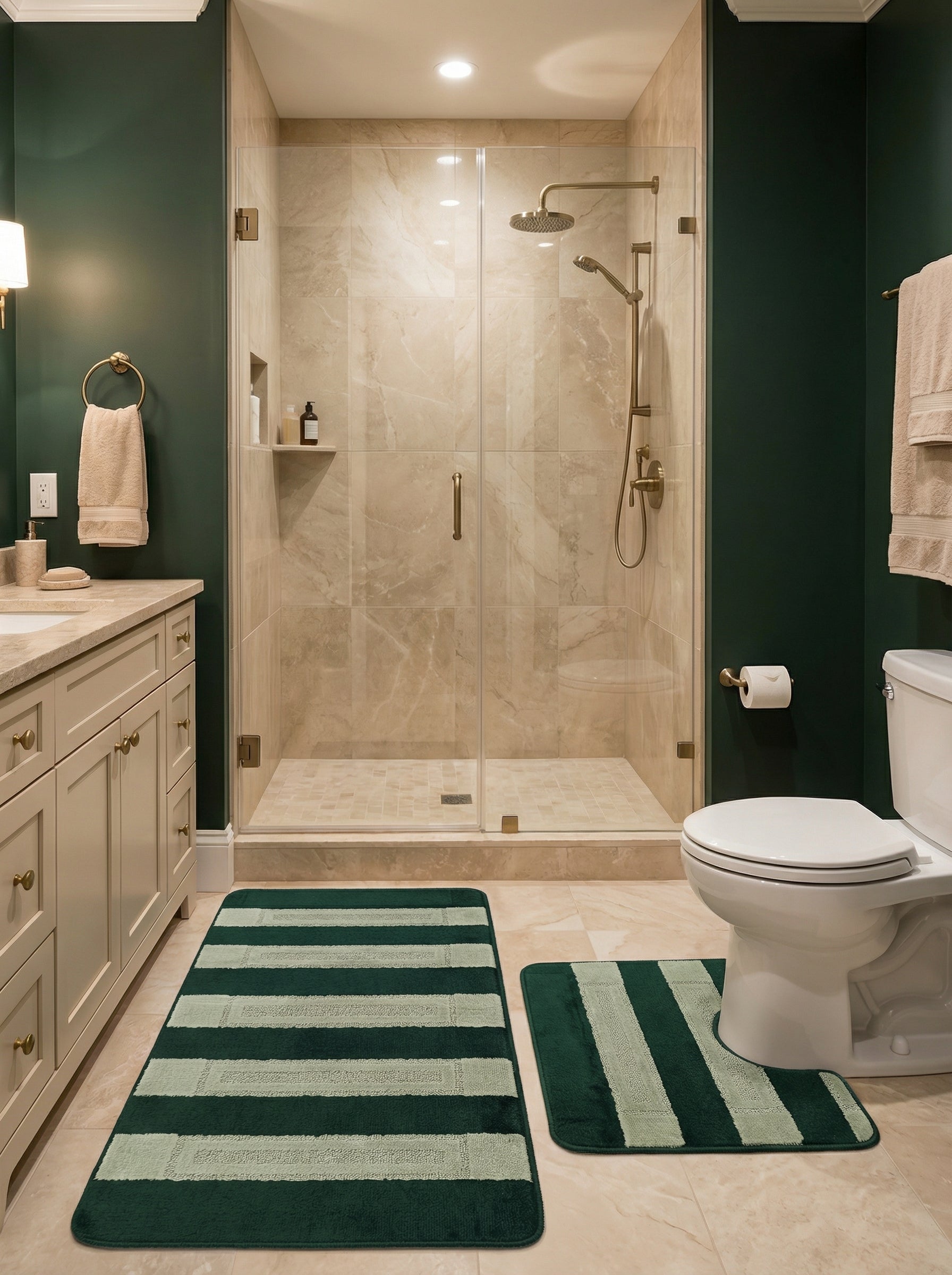Deux tapis de bain verts à rayures, un long rectangulaire et un contour de toilette, sur le carrelage clair d'une salle de bain