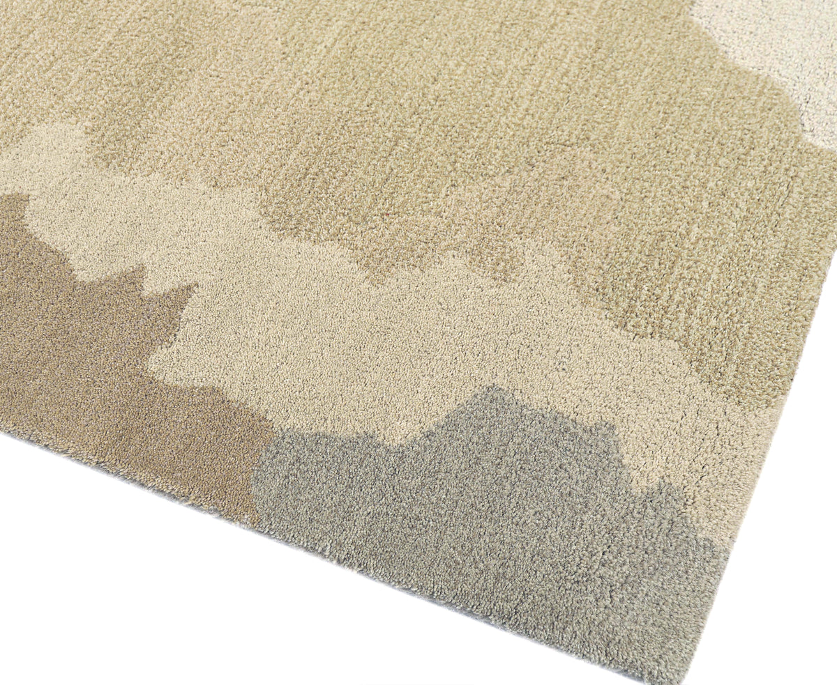 Détail de la laine bouclée fait main beige et grise, révélant le relief des motifs