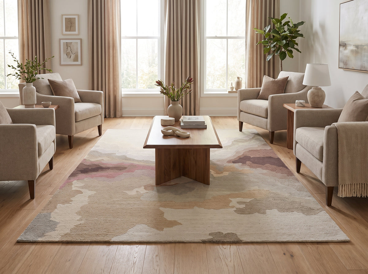 Fait main en laine bouclée, ce tapis rectangulaire aux motifs abstraits beige, gris et rosés habille un salon