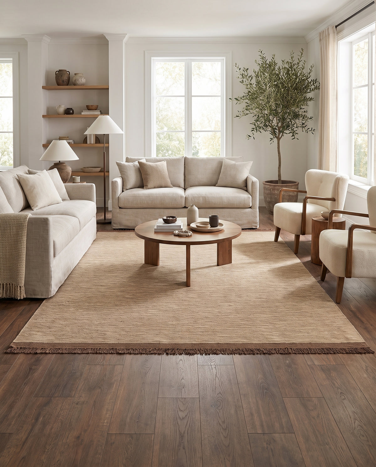 Un tissage texturé en laine beige, bordé de franges marron, délimite élégamment un salon lumineux